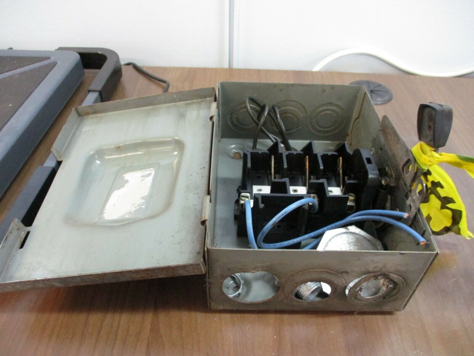 Square D Non-Fusible Safety Switch/Disconnect DU-321 30A 240V Used