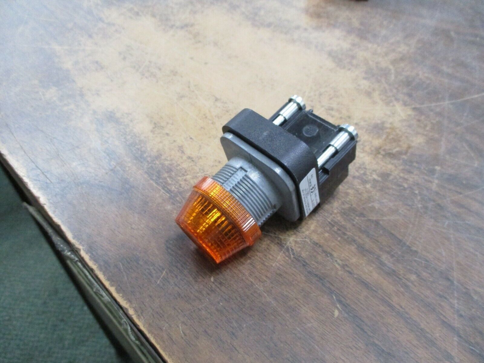 Allen-Bradley 800T Pilot Light 800T-PH16A 120V Amber Used