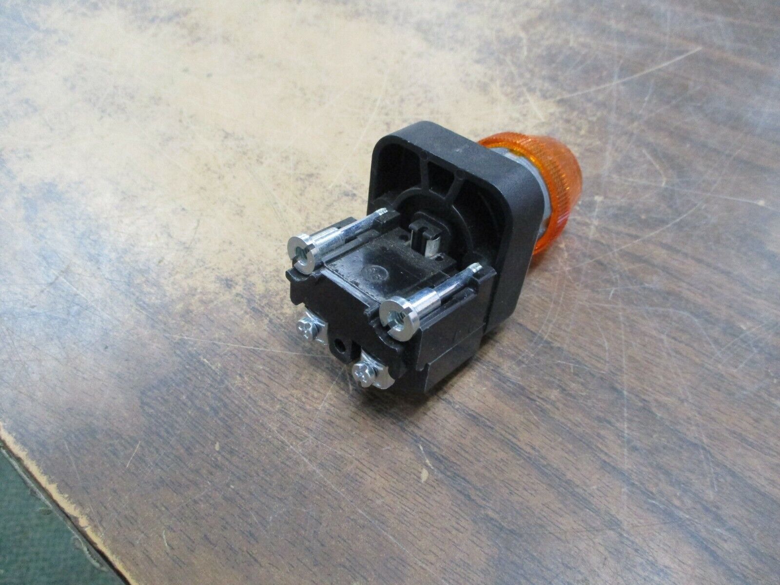 Allen-Bradley 800T Pilot Light 800T-PH16A 120V Amber Used