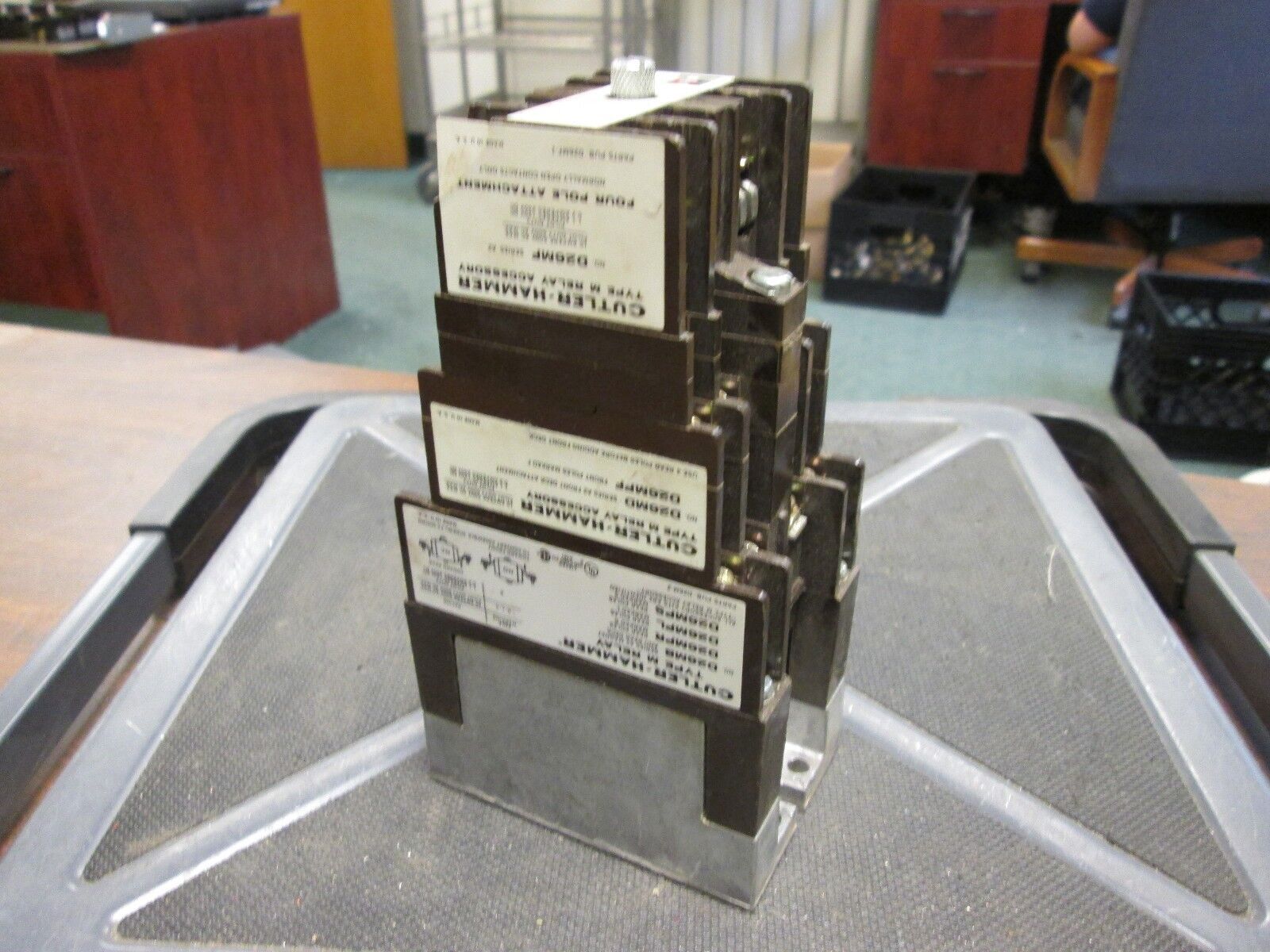 Cutler-Hammer Type M Relay D26MPR w/ D26MF 120V Coil 10A 600V Chipped Corner