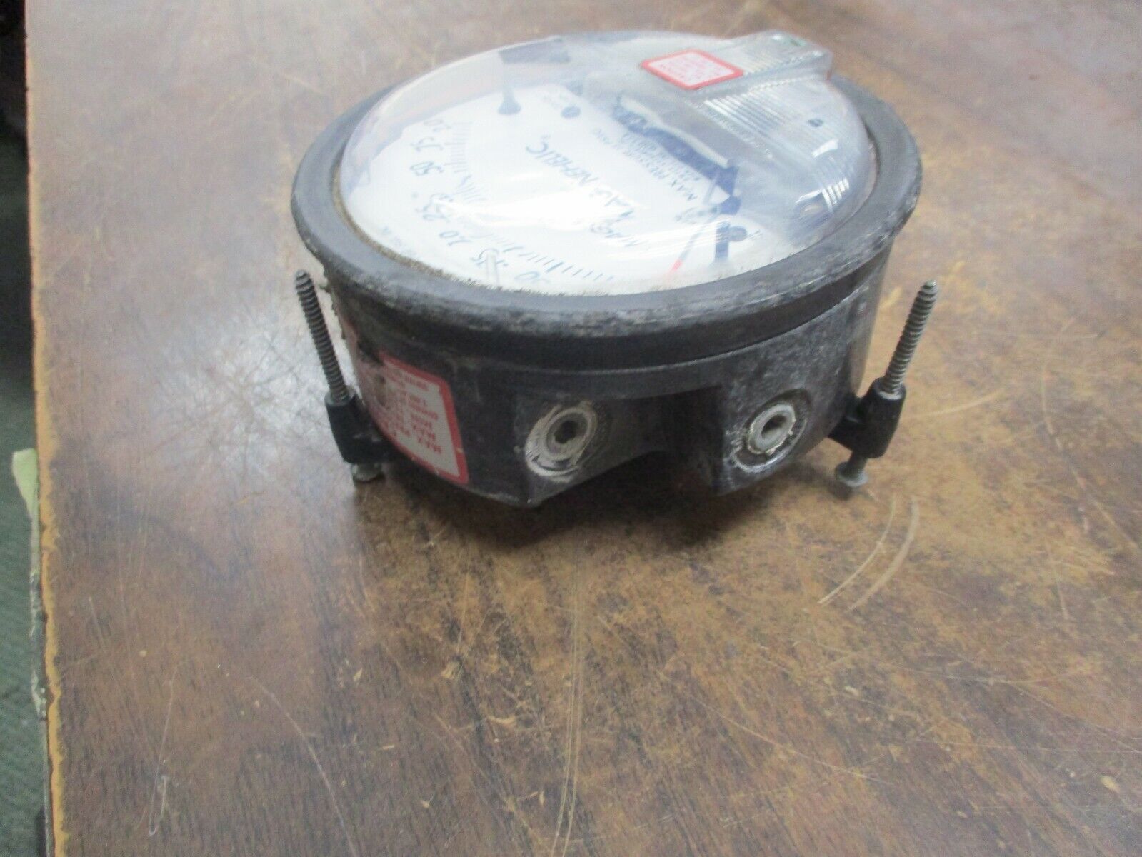 Magnehelic Pressure Gauge 2202-LT Range: 0 - 2.0PSI Used