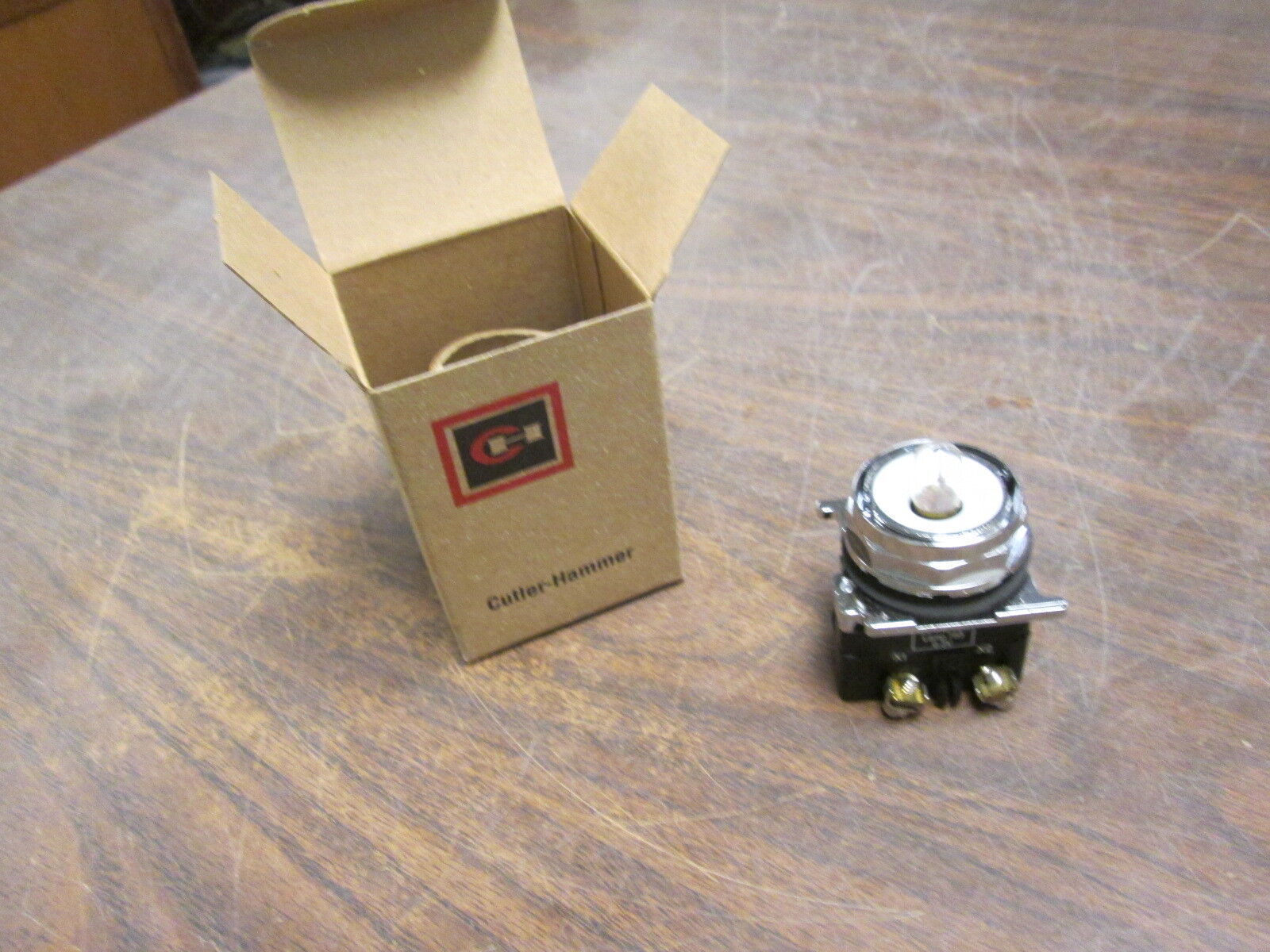 Cutler-Hammer STD Ind. Light 10250T181N 120V 50/60Hz Type 4,4X-13 New Surplus