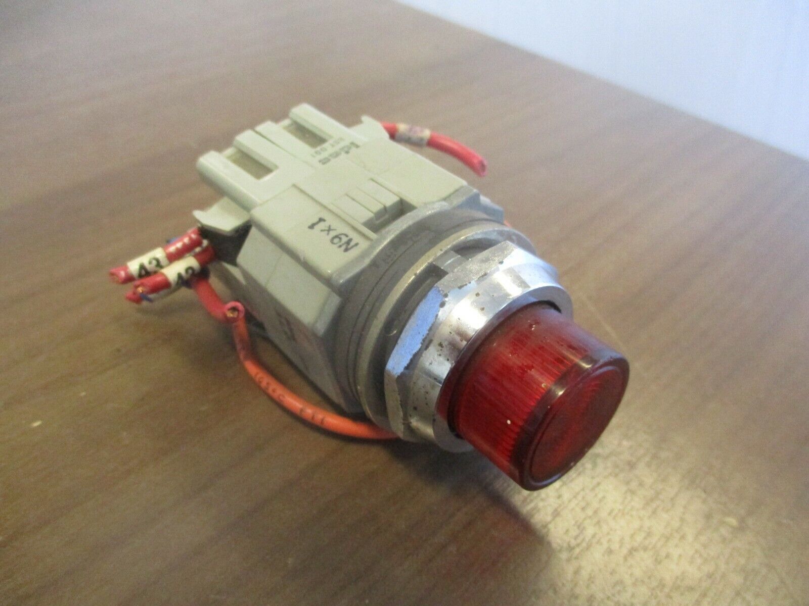 Idec Illuminated Pushbutton BST-010/BST001 Red Used