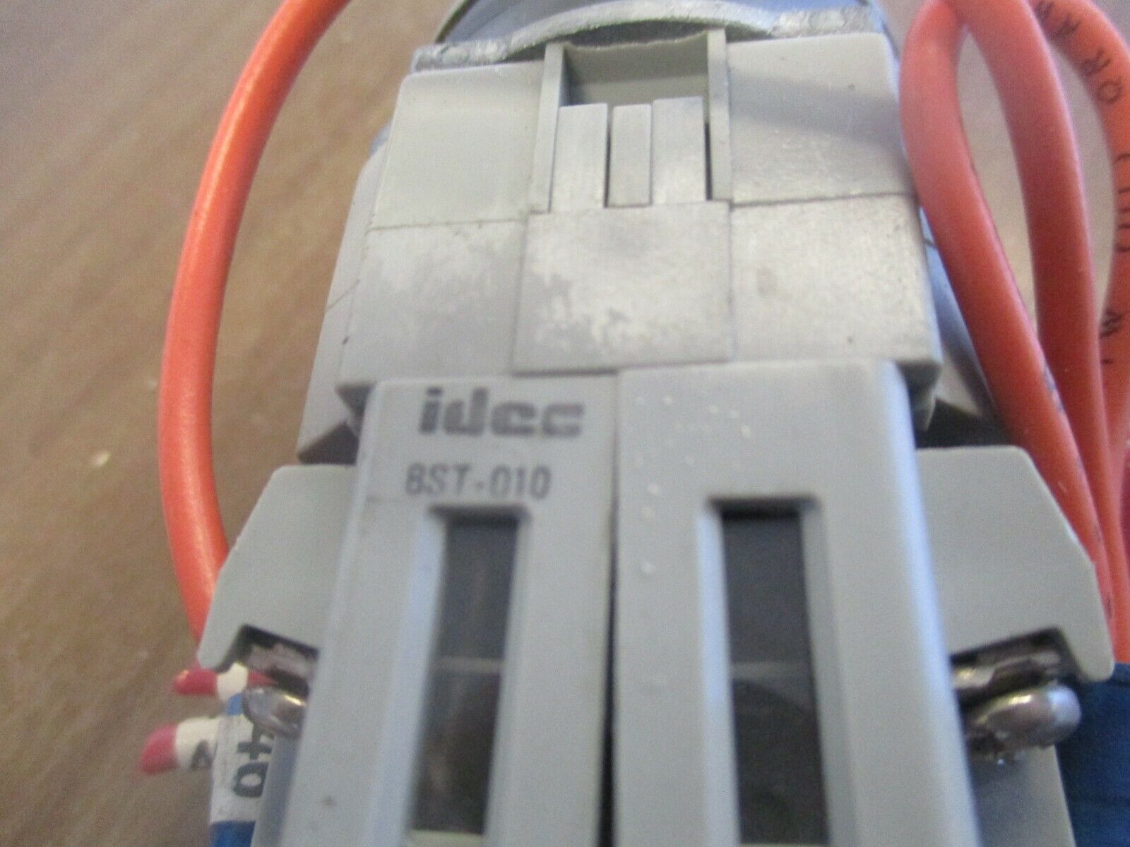 Idec Illuminated Pushbutton BST-010/BST001 Red Used