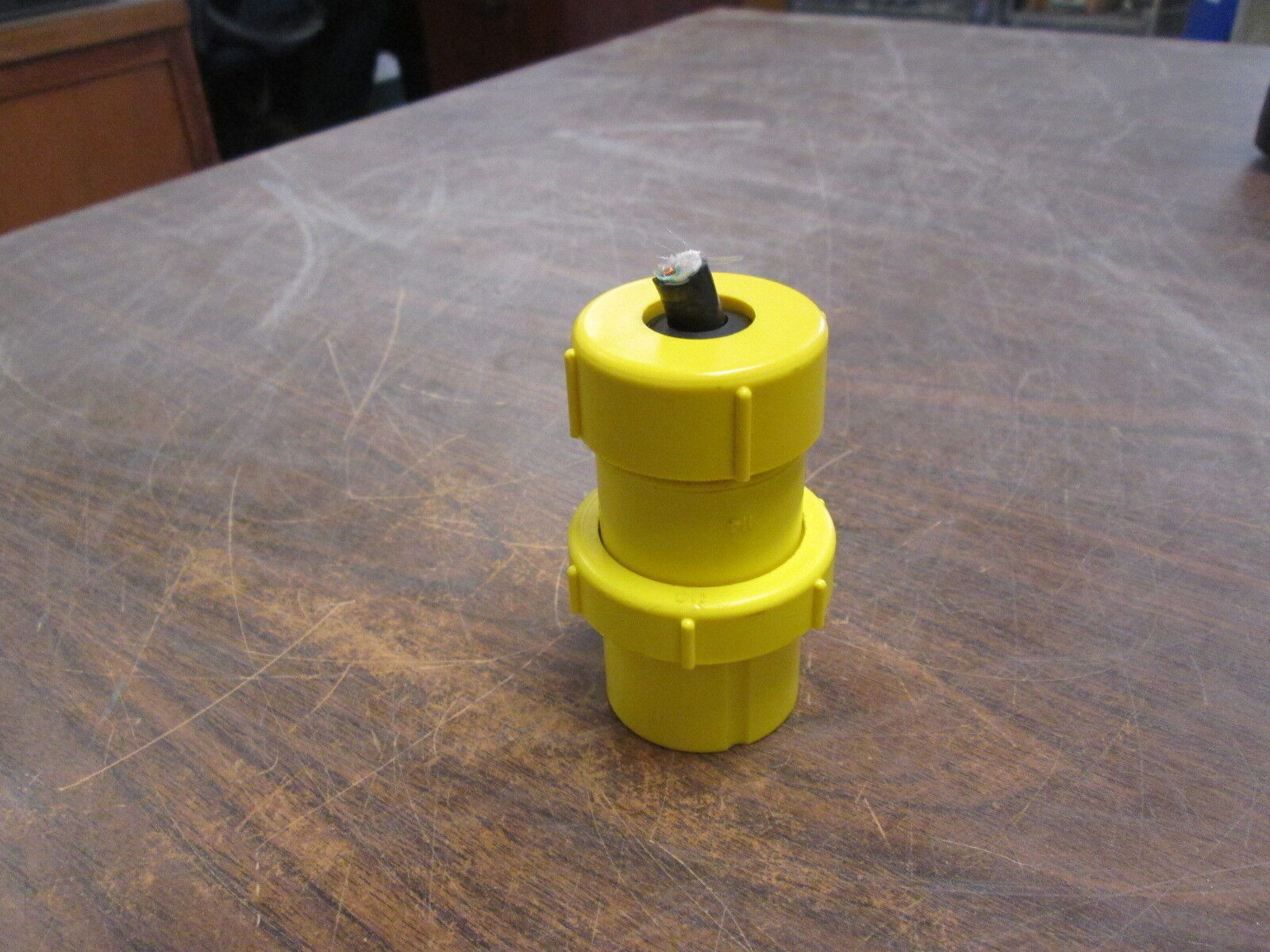 Thomas & Betts Plug 9P23U2 20A 250V Wire End Used