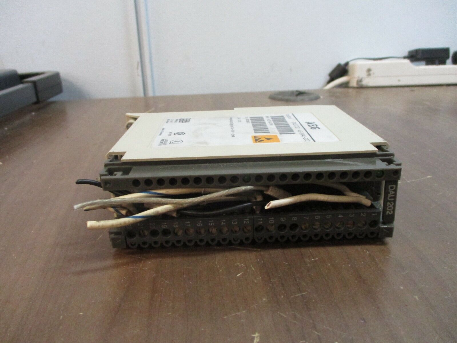 AEG Modicon Analog Output Module DAU 202 / AS-BDAU-202 Single Isolated 2X 10V