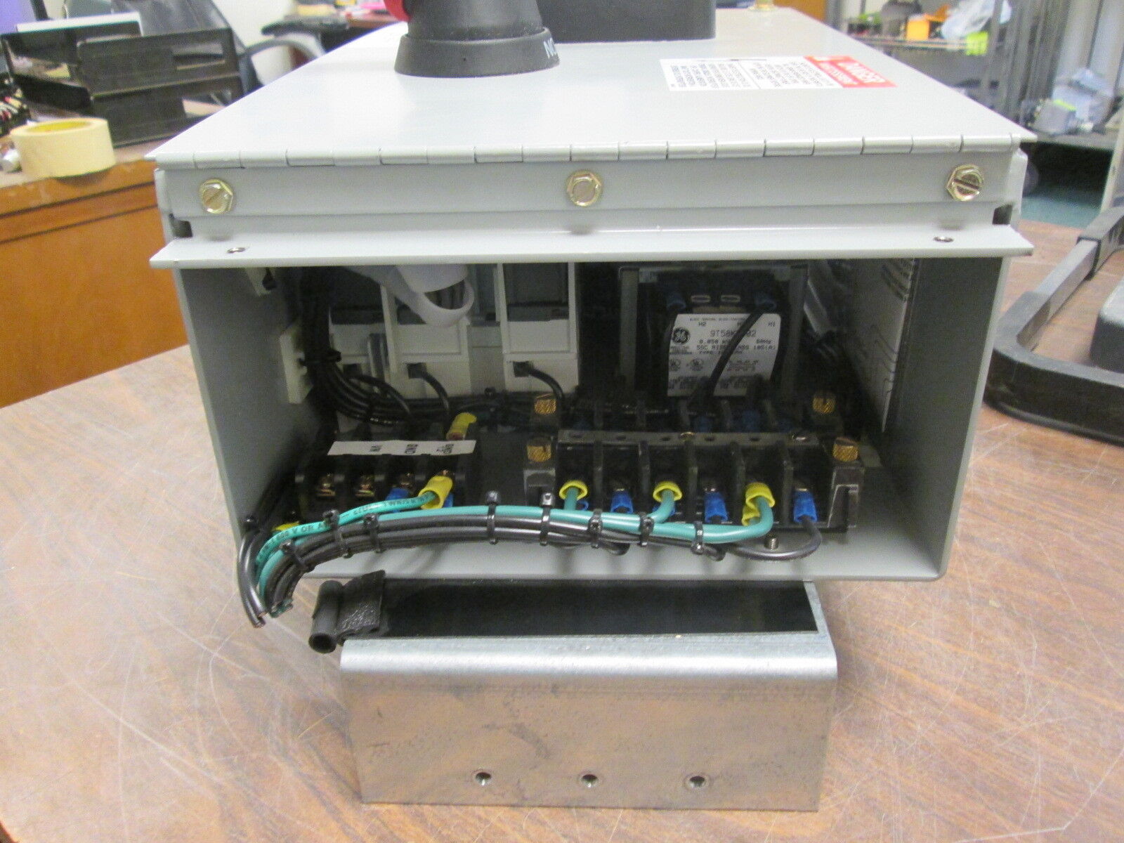 GE Spectra Series Power Meter w/ Disconnect APM4803E520 480V 50/60Hz 3Ph 3W Used