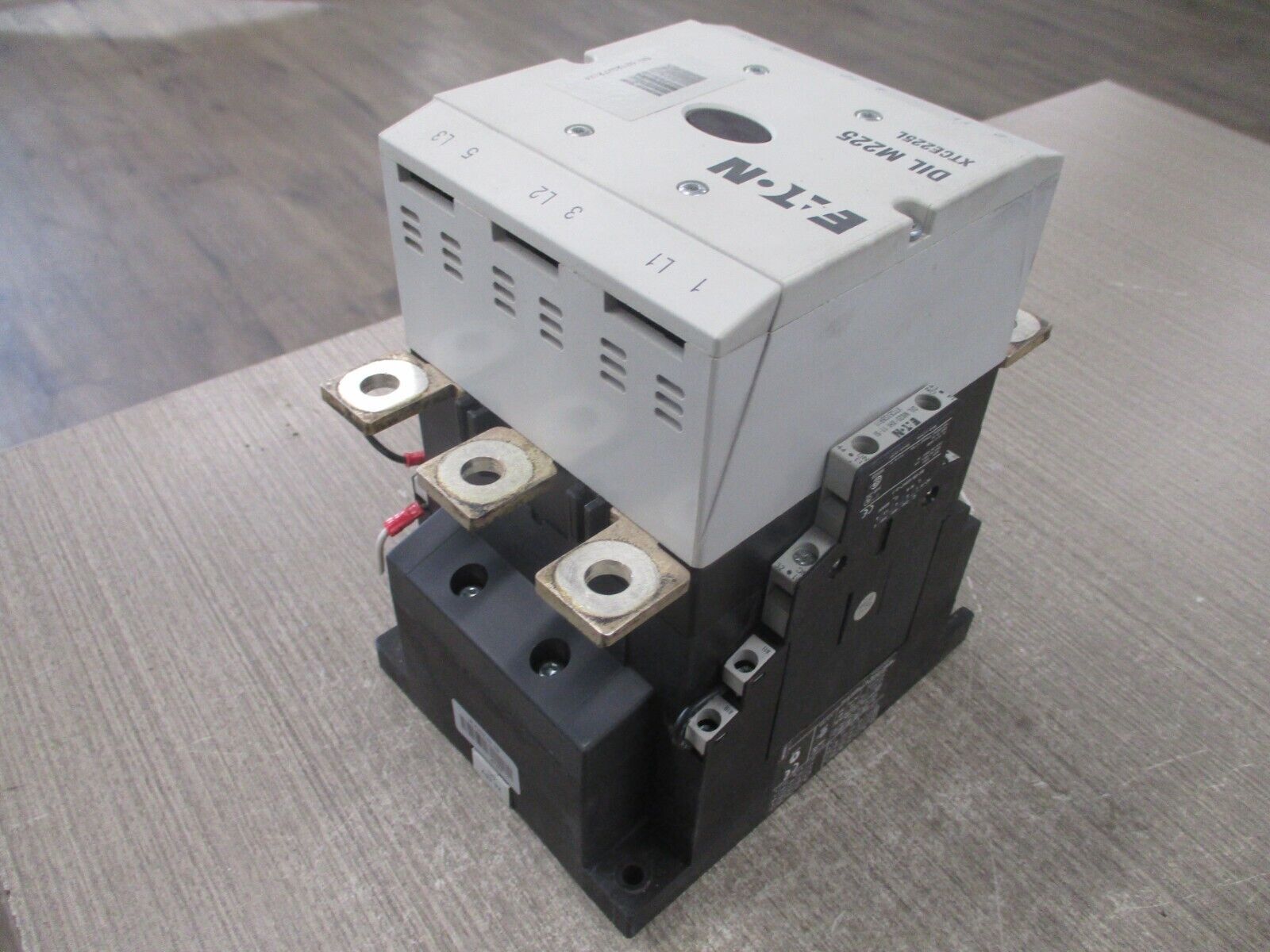 Eaton DIL M225 Contactor XTCE225L 24-48VDC Coil 250A 600V 3Ph Used
