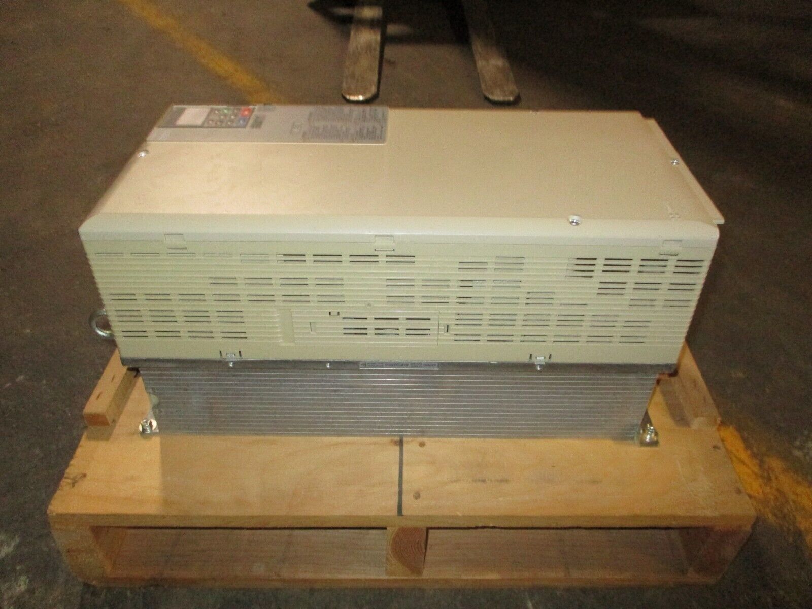 Yaskawa Z1000 AC Drive CIMR-ZU2A0075FAA Rev. A 25HP 3Ph w/ Keypad Used