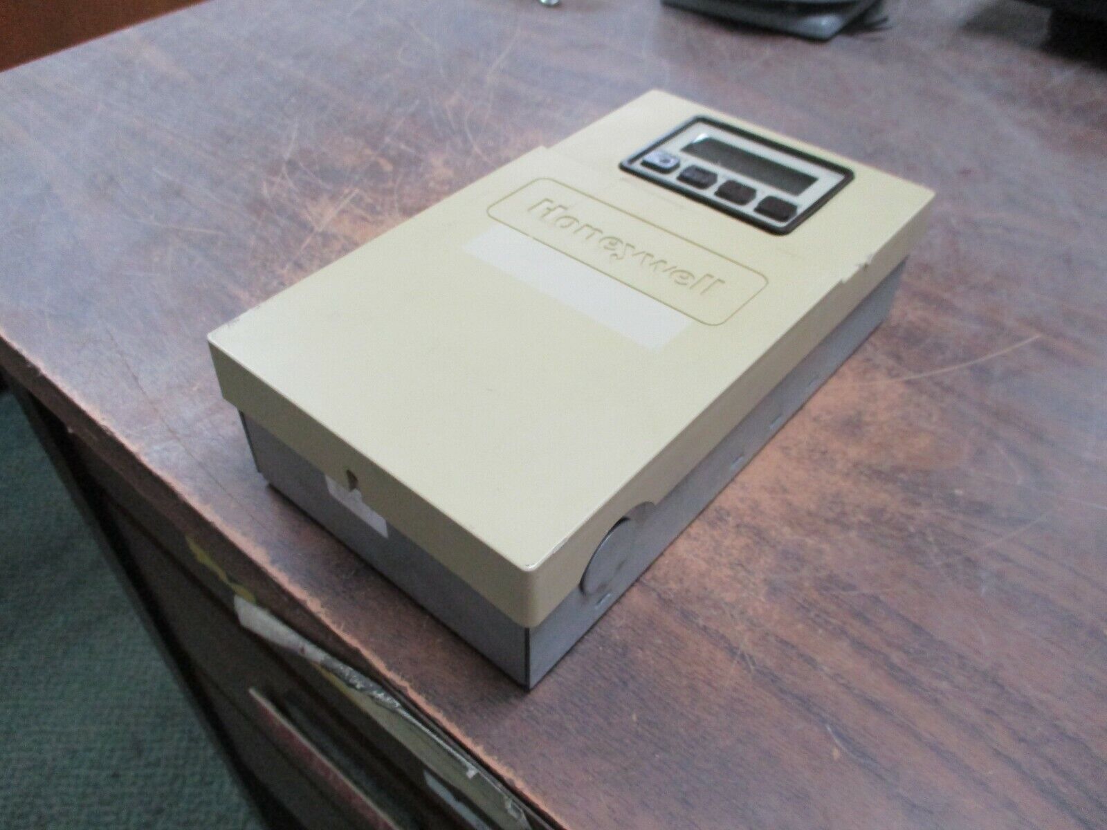 Honeywell Temperature Control T775E1098 24/120/240V *Missing Cover Screw* Used