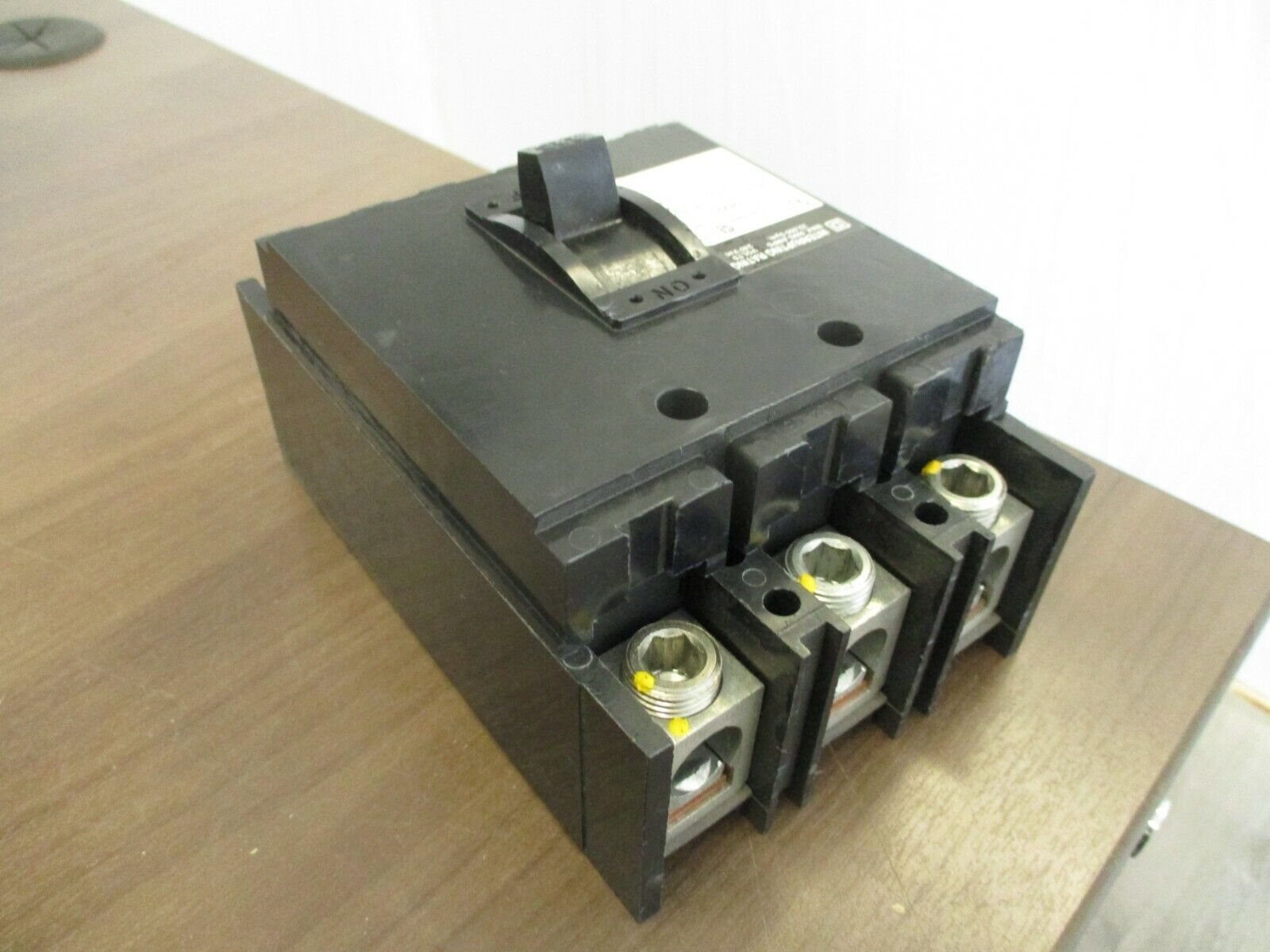 Square D Circuit Breaker Q2L3225H 225A 240V 3P Used