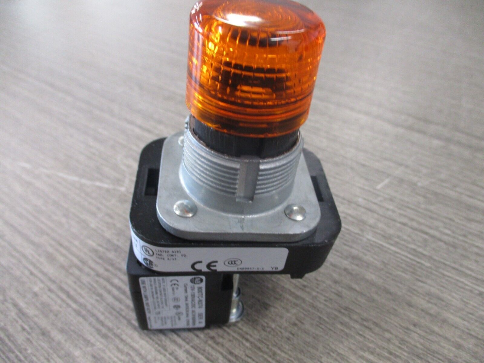 Allen-Bradley Illuminated Push Button 800T-QBH2AX Ser. U 12-130V New Surplus