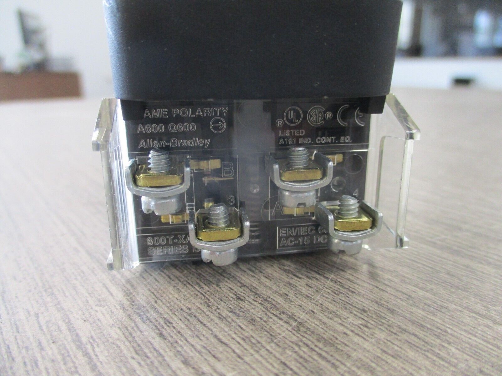 Allen-Bradley Illuminated Push Button 800T- QMBH2G Ser. U 12-130V New Surplus