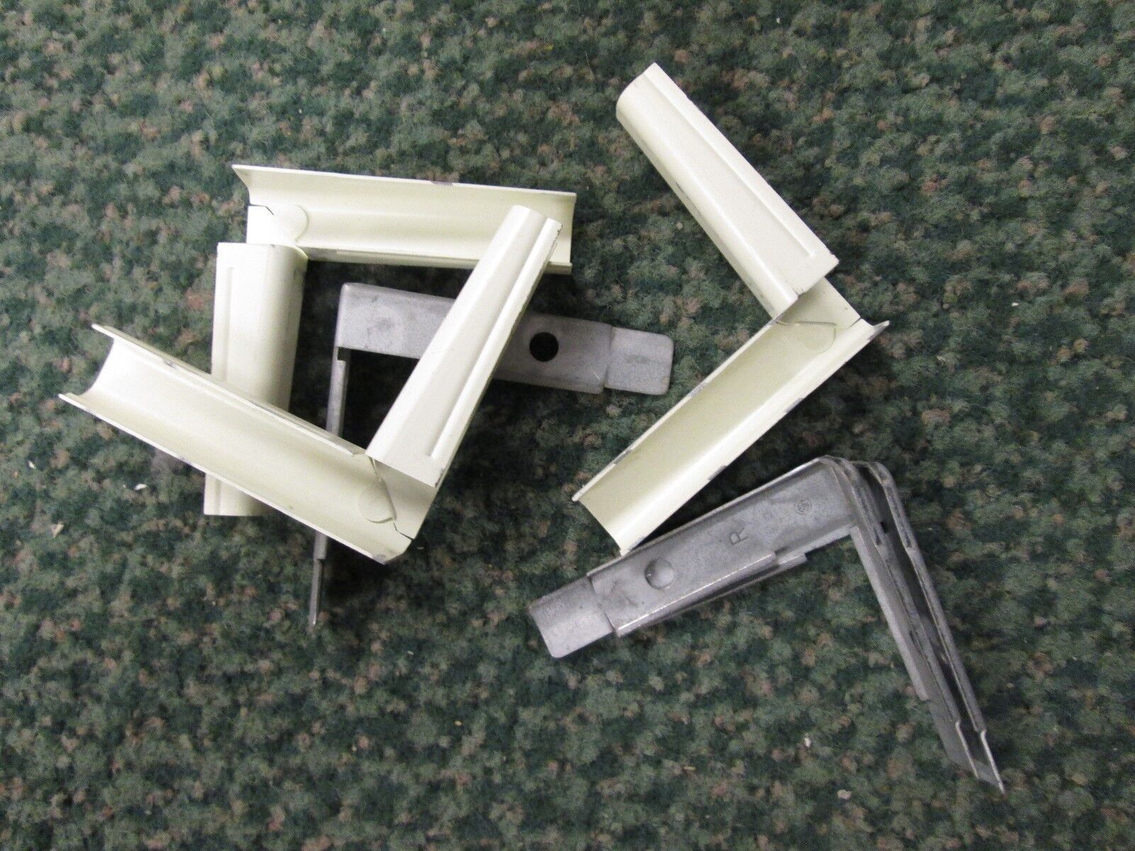 Wiremold Internal Twist Elbow V211RH *Lot of 7* New Surplus