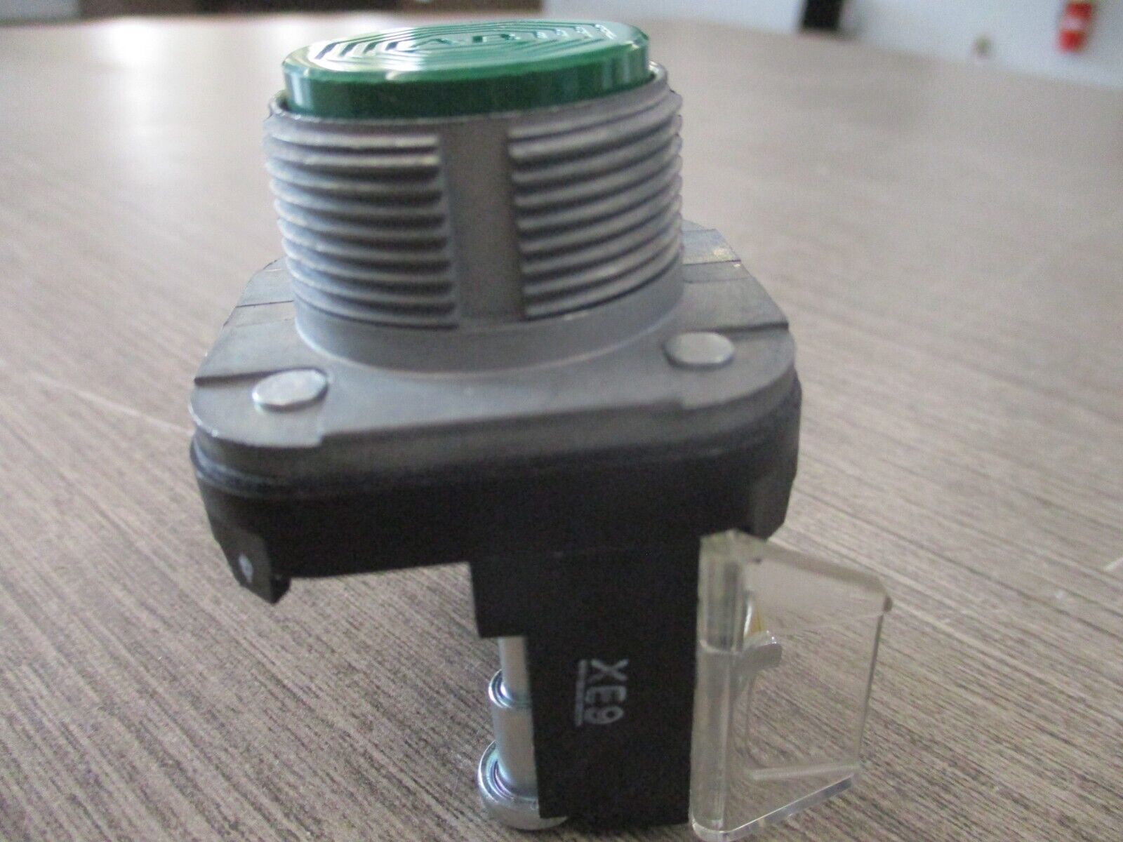 Allen-Bradley Push Button 800T-AIDI Ser. T Flush Head Green New Surplus
