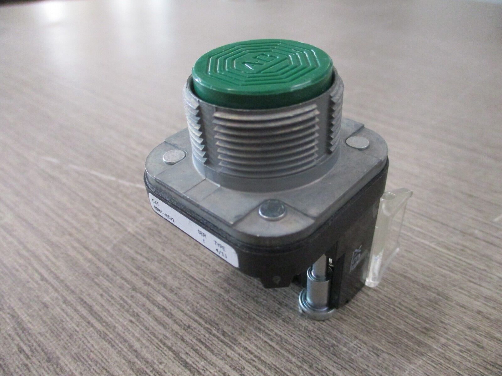 Allen-Bradley Push Button 800T-AIDI Ser. T Flush Head Green New Surplus