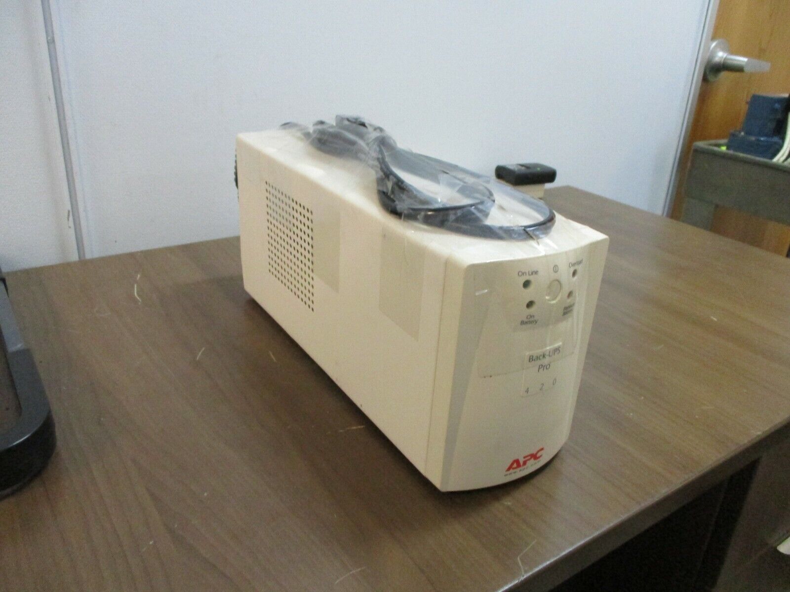 APC Back-Ups Pro Battery Backup BP420S Input: 120V 50-60Hz 10A Output: 10A Used
