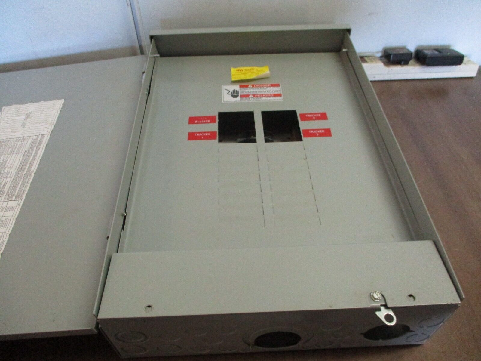 Eaton 3R Load Center 125A 120/240V 24-Slot *Missing 2 Screws* Used