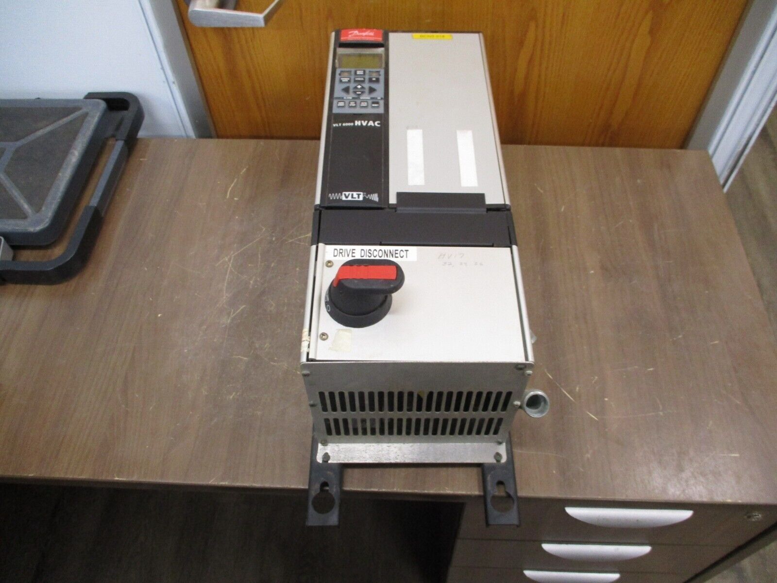 Danfoss VLT 6004 AC Drive 3HP 175Z7282 w/ Disconnect *(2) Broken Keypad Buttons*