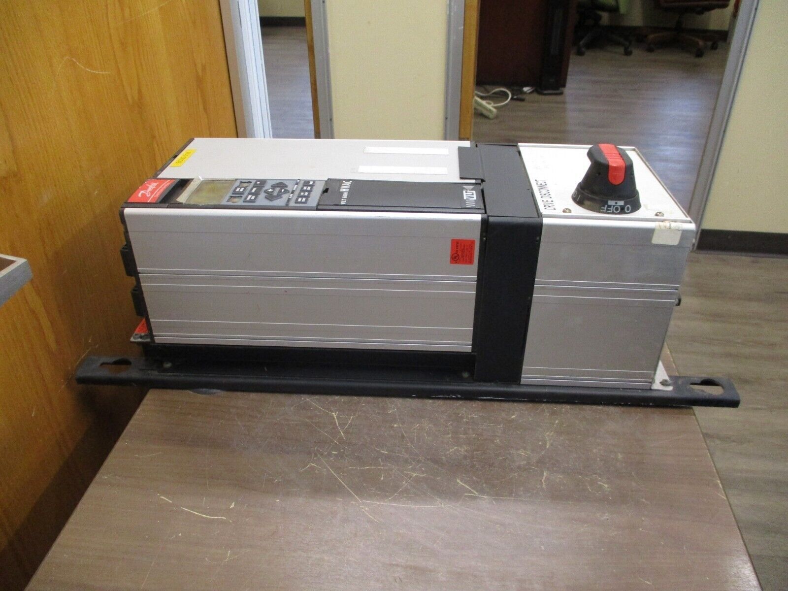 Danfoss VLT 6004 AC Drive 3HP 175Z7282 w/ Disconnect *(2) Broken Keypad Buttons*