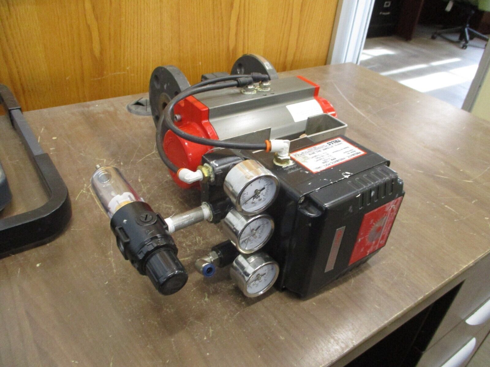 Triac Pneumatic Actuated Valve w/ Positioner FVD9C3S1002R3SPX6 Size: 1" Used