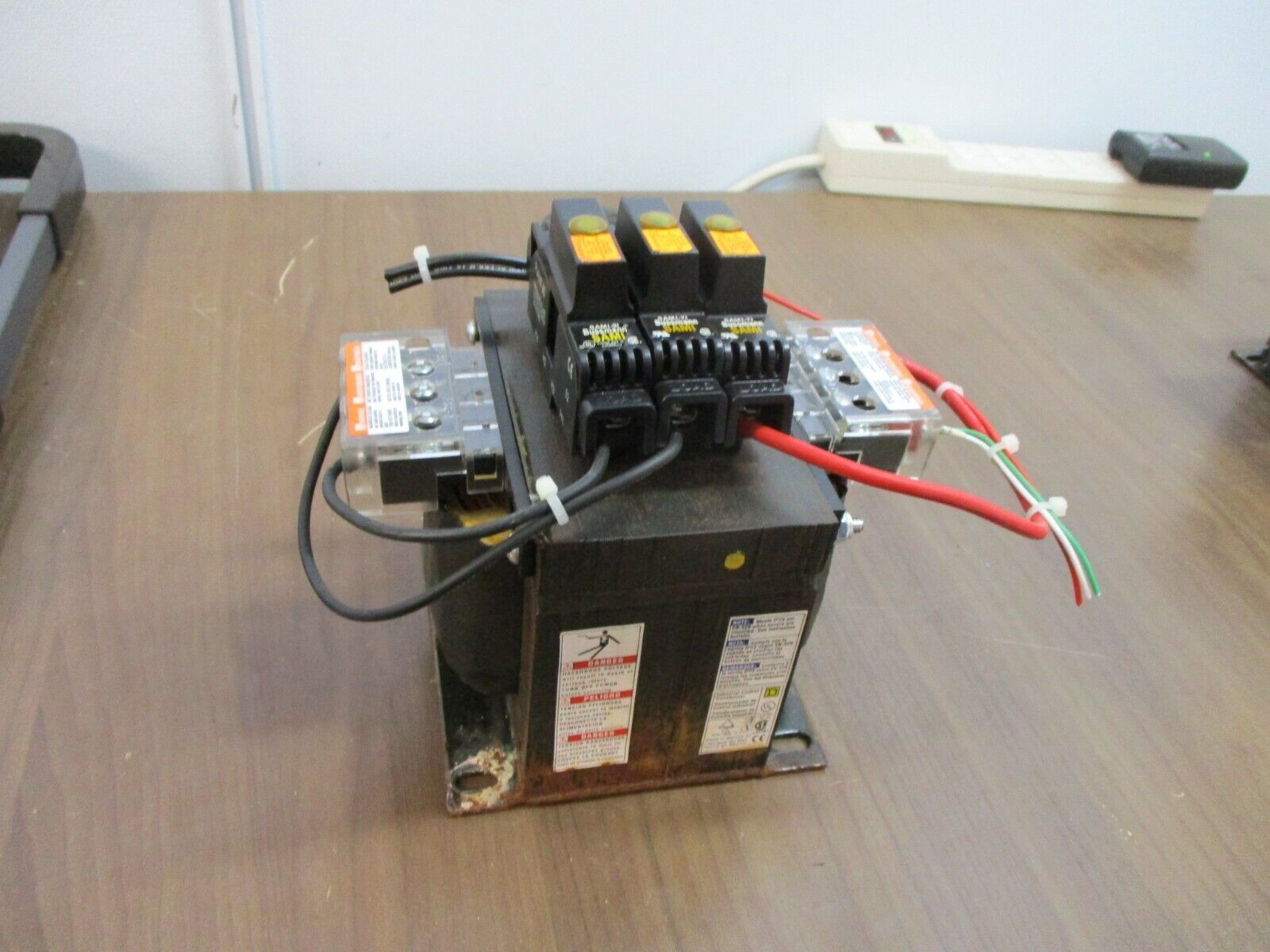 Square D Transformer 9070TF1000D1 1kVA Pri: 240/480V Sec: 120V 50/60Hz Used