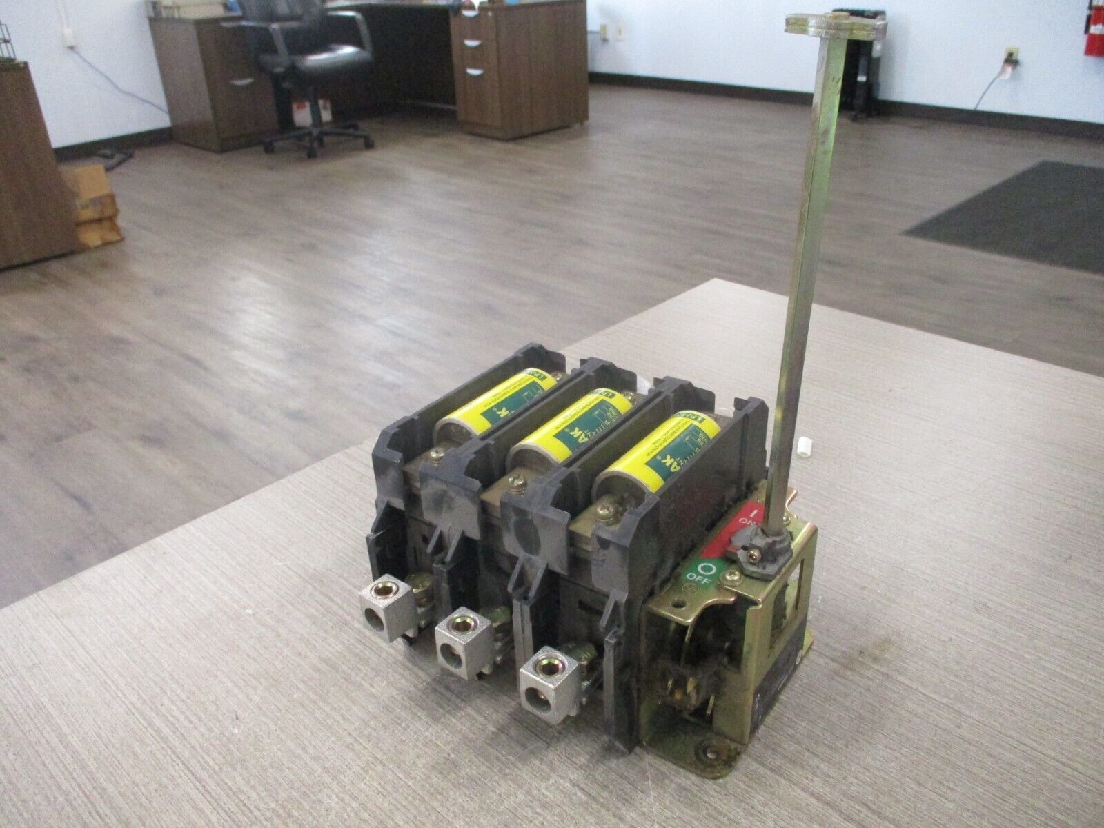 Allen-Bradley Fusible Disconnect Switch 194R-NN200P3 Ser. B 200A 600V 3P Used