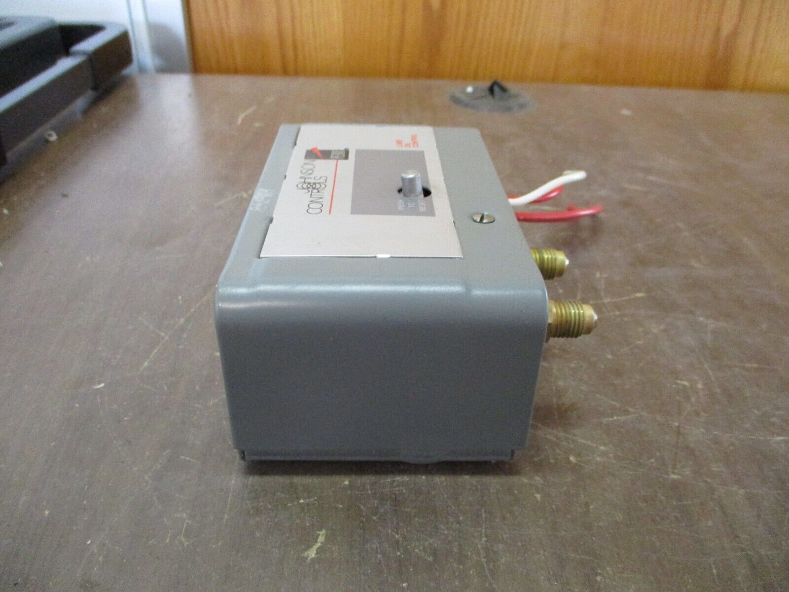 Johnson Controls Lube Oil Pressure Cutout Control P45NCA-29 120 Sec 9PSI Used