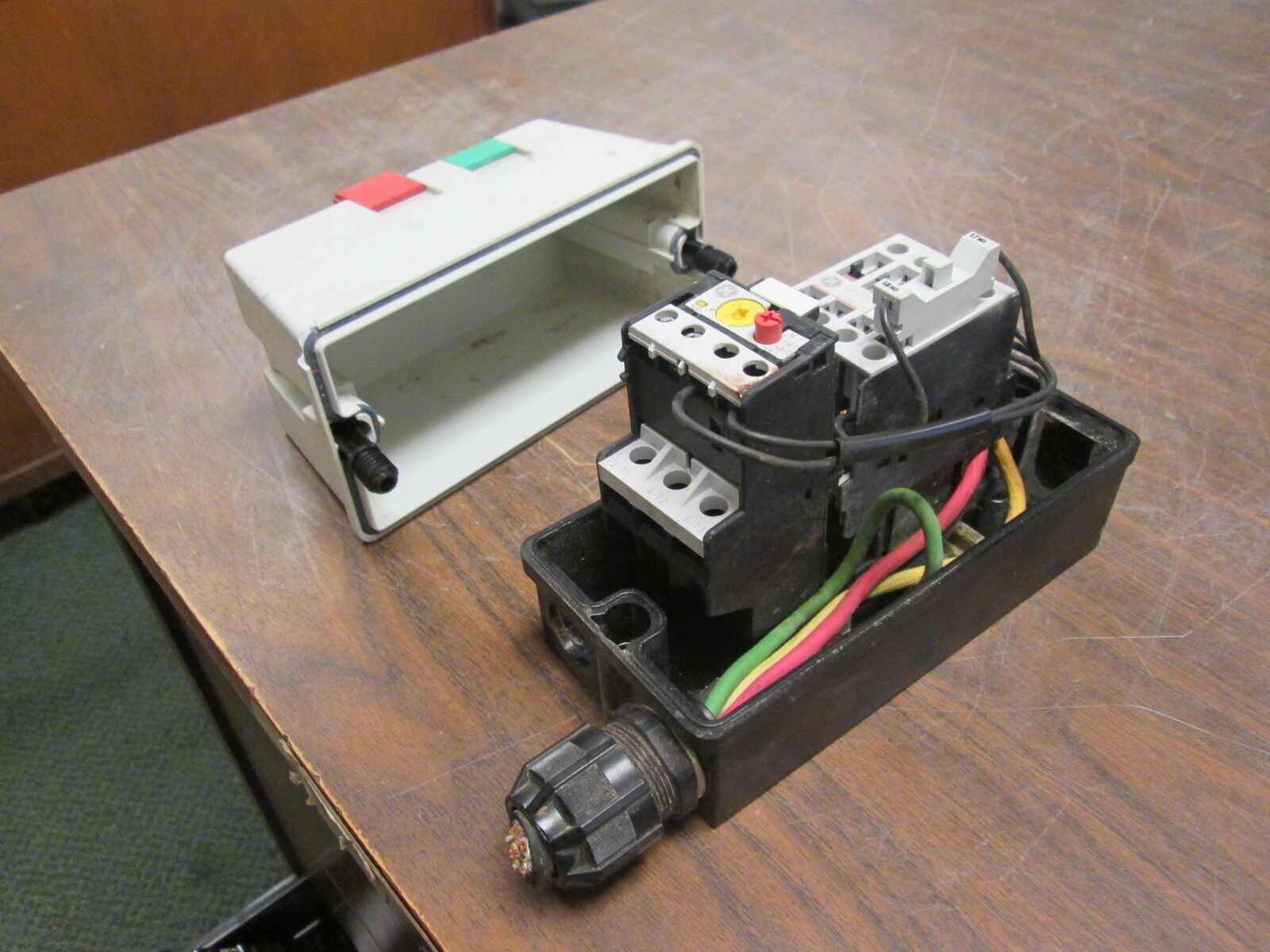 GE Enclosure Starter CL00A3310T / RT1K 25A 600V Trip: 2.5-4.1A Used