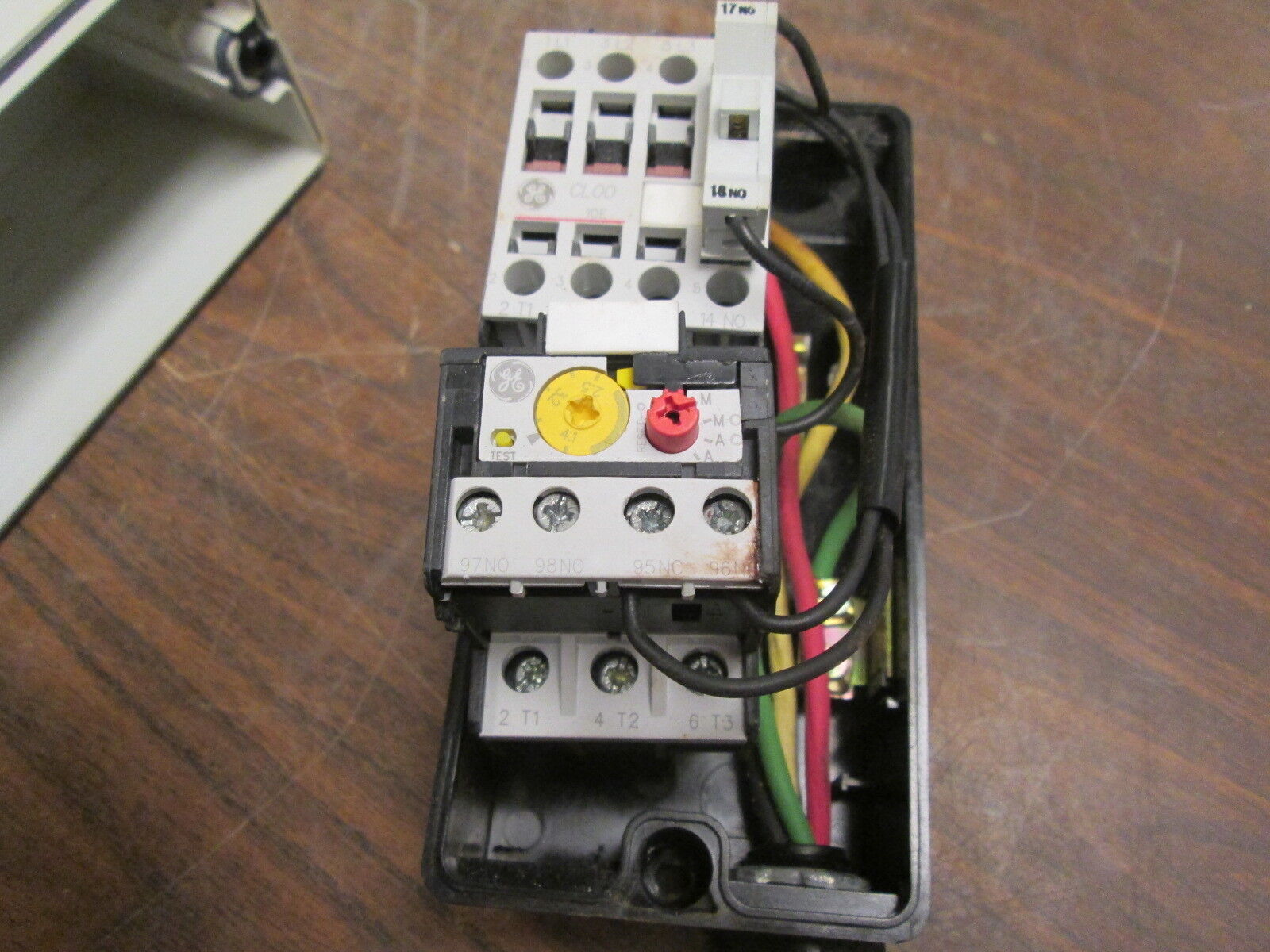 GE Enclosure Starter CL00A3310T / RT1K 25A 600V Trip: 2.5-4.1A Used