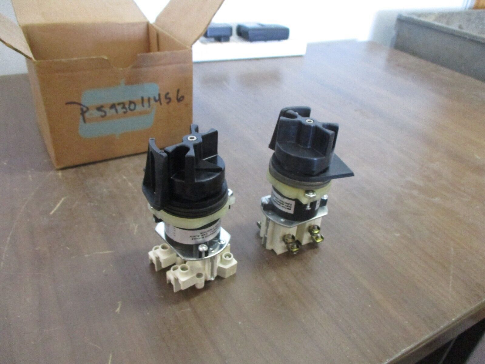 Crouse-Hinds Selector Switch NSW12221 2-Position 600V *Box of 2* New Surplus