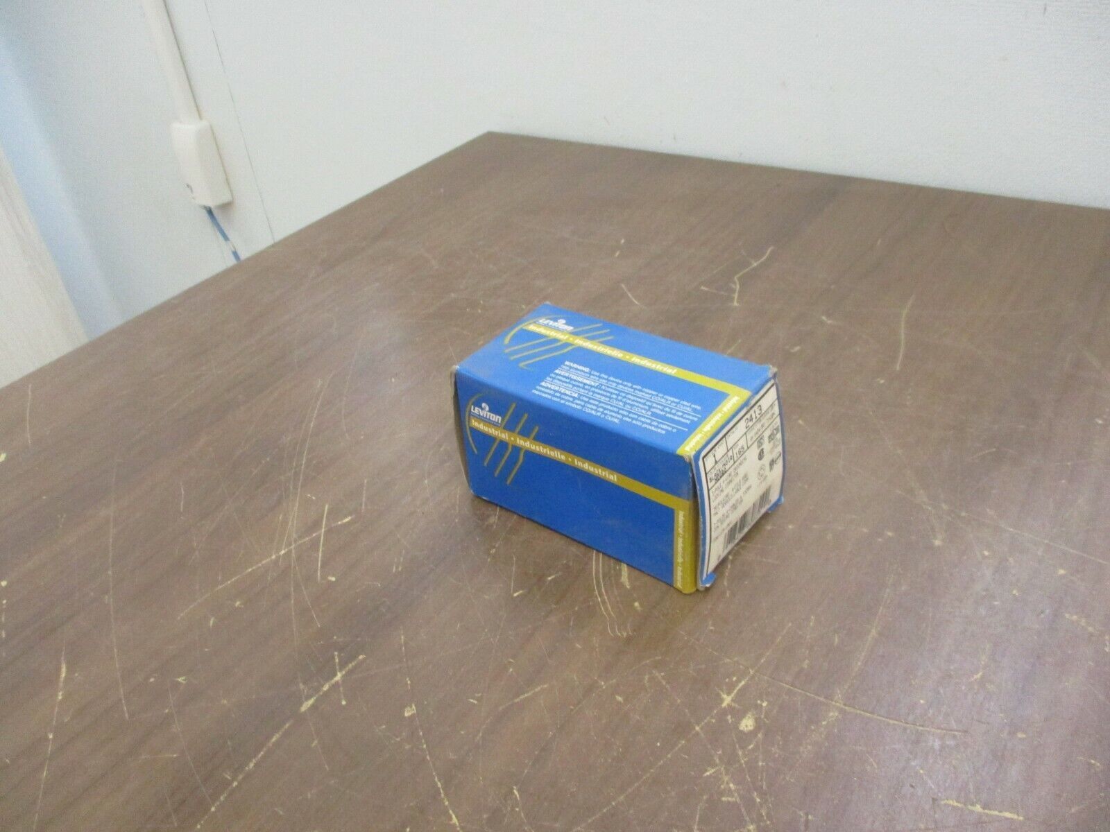 Leviton Locking Connector 2413 20A 125/250V 3P 4W New Surplus