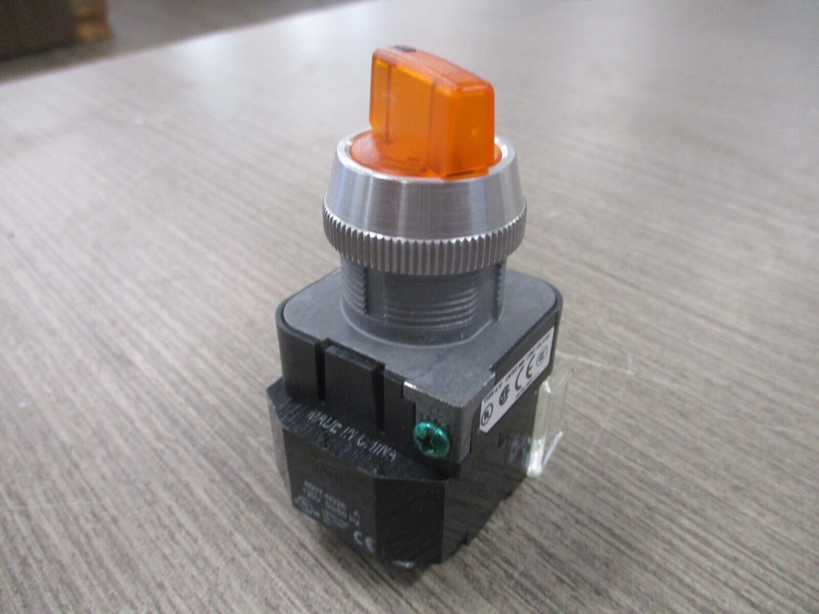 Allen-Bradley Illuminated Selector Switch 800T-16HA2KB6AX Amber New Surplus