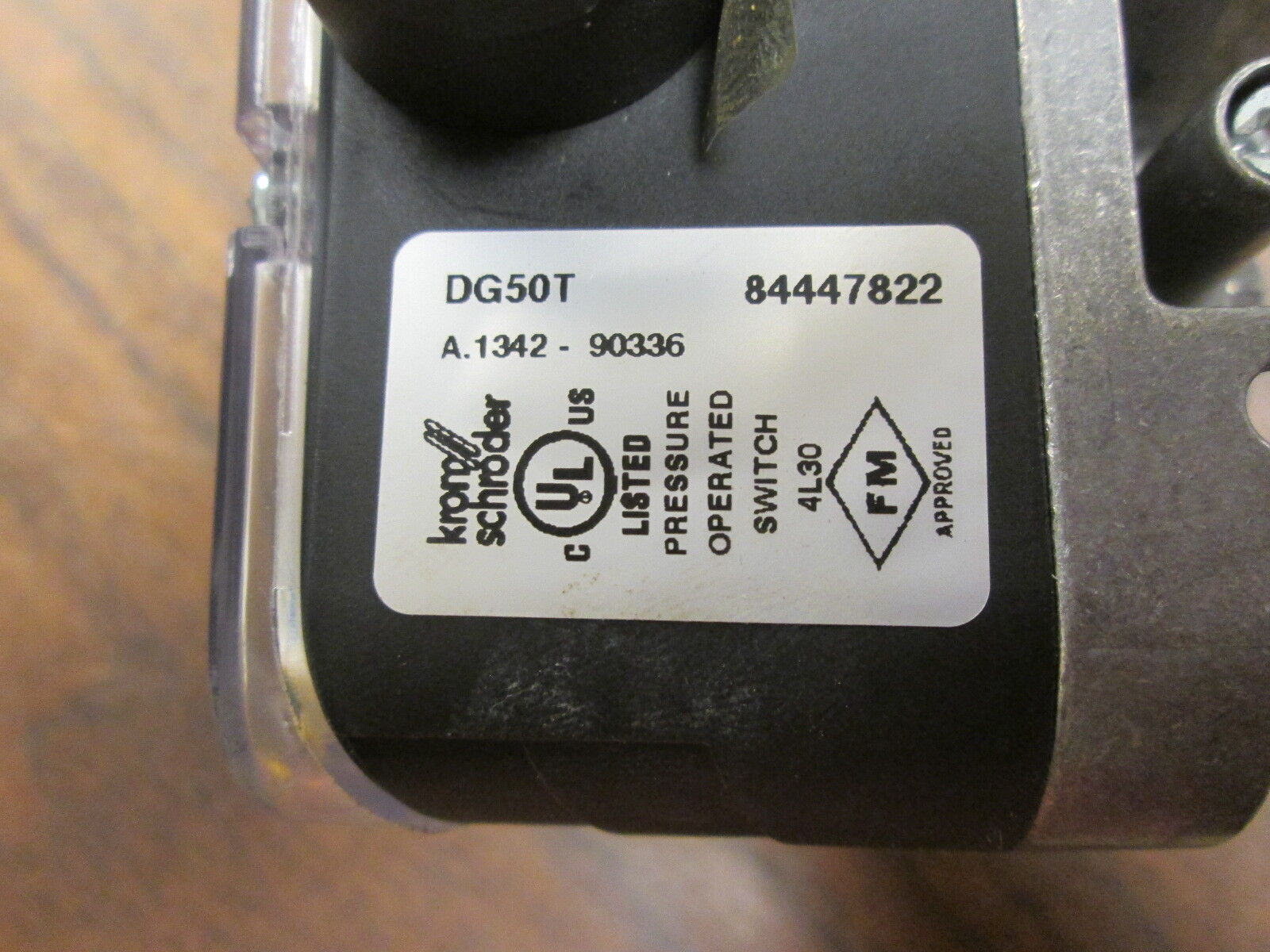 Krom Schroder Pressure Operated Switch DG50T 84447822 Range: 1-20in wc Used