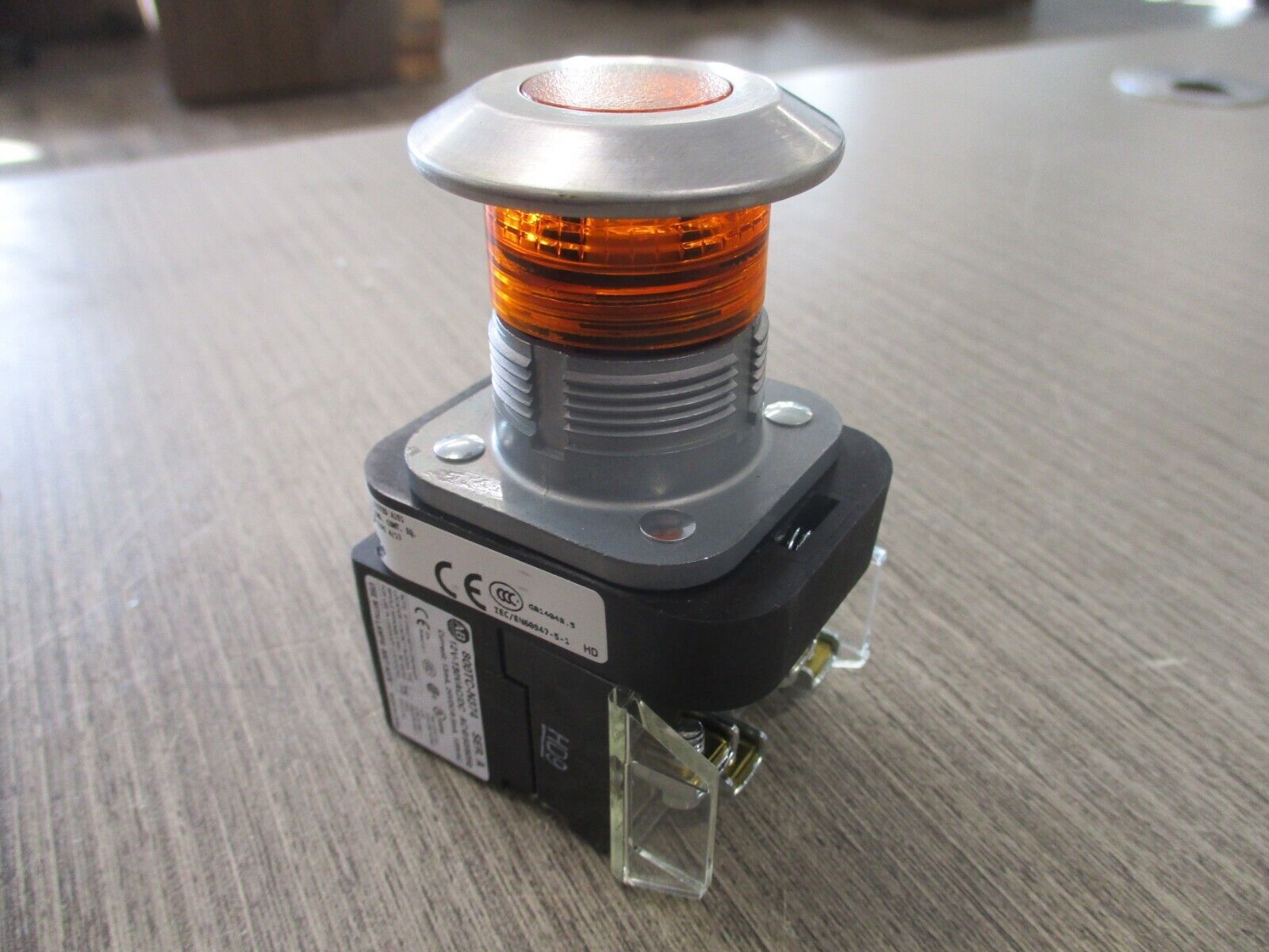 Allen-Bradley Illuminated Mushroom Head Push Button 800T-FXQH2AA New Surplus