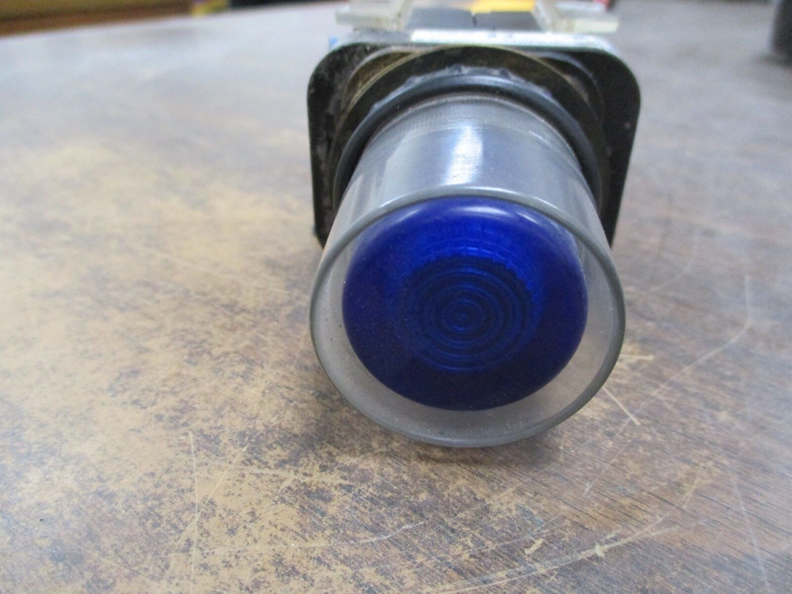 Allen-Bradley Illuminated Push Button 800H-PRA16 Ser. F Blue 120V 50/60Hz Used