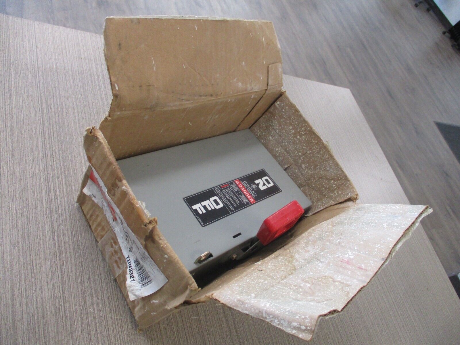 GE Non-Fusible Safety Switch / Disconnect THN3321 30A 240V 3P 3W New Surplus.