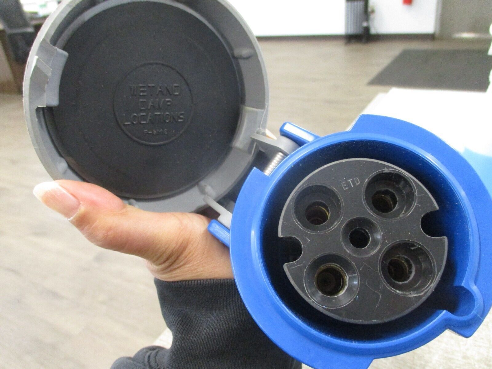 Hubbell Connector 460C9V05 60A 250V *Conduit End* Used