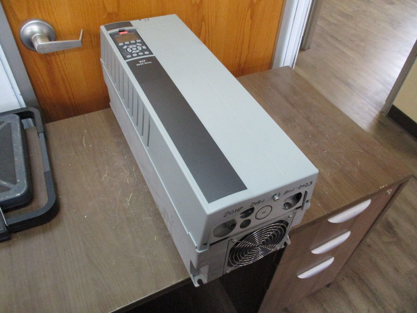 Danfoss VLT AC Drive 131B9878 20HP 3Ph w/ Keypad Used