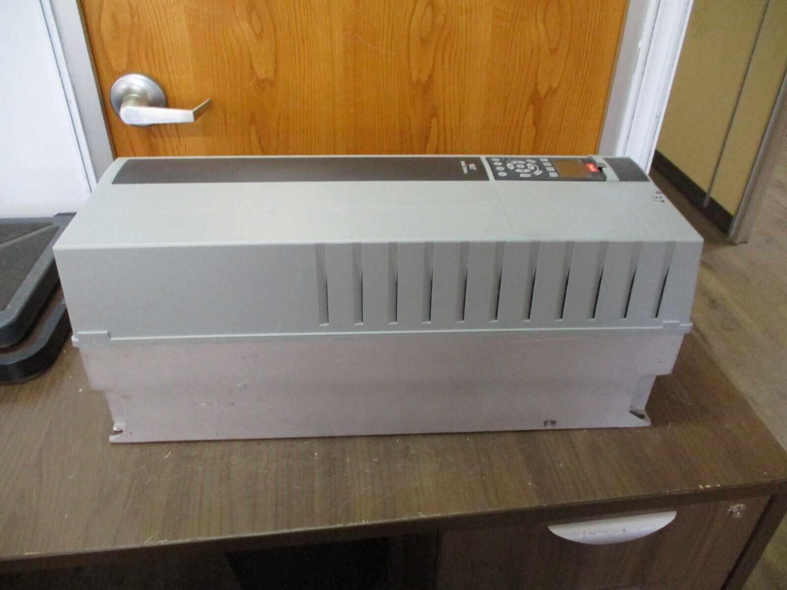 Danfoss VLT AC Drive 131B9878 20HP 3Ph w/ Keypad Used