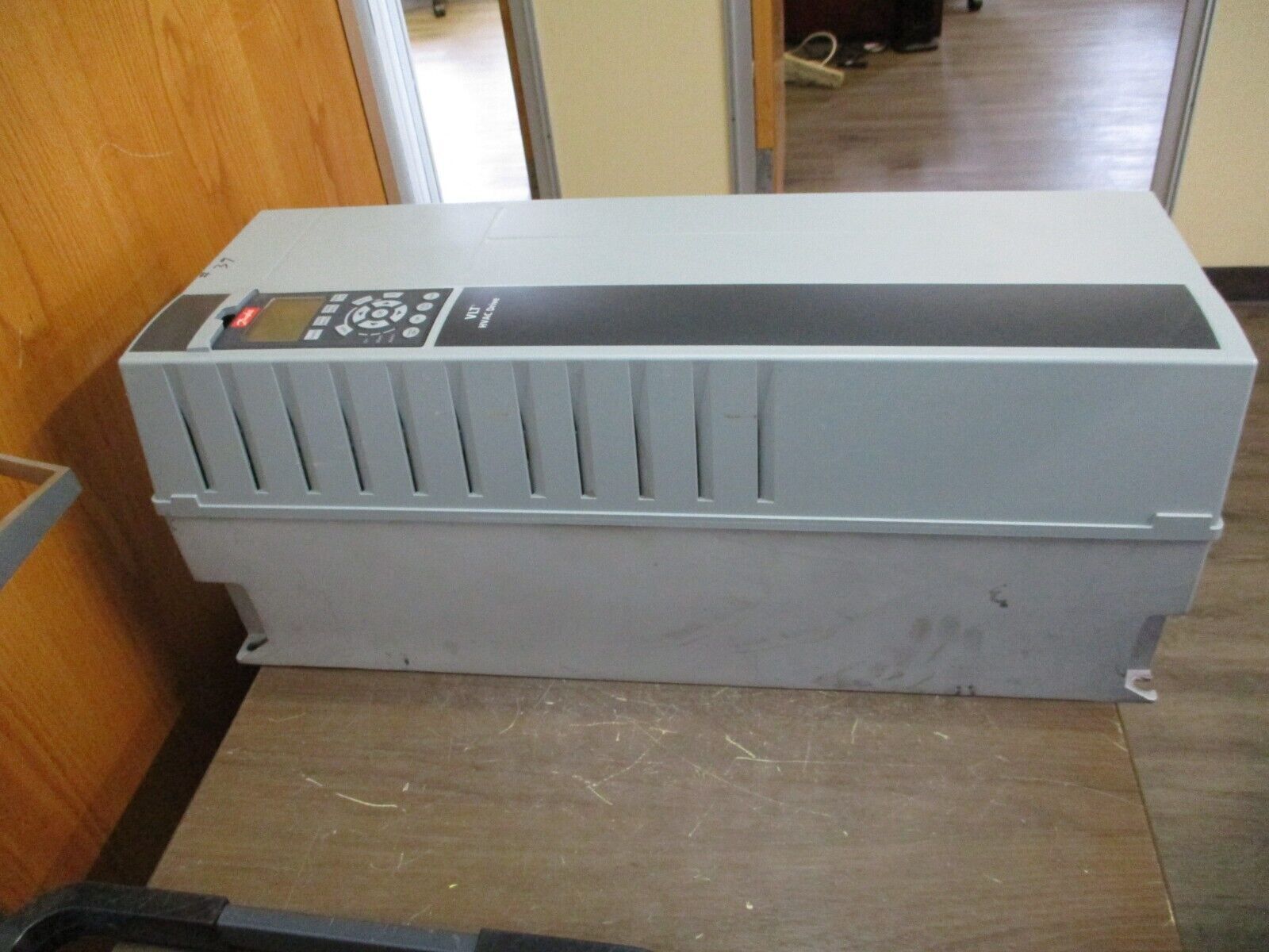 Danfoss VLT AC Drive 131B9878 20HP 3Ph w/ Keypad Used