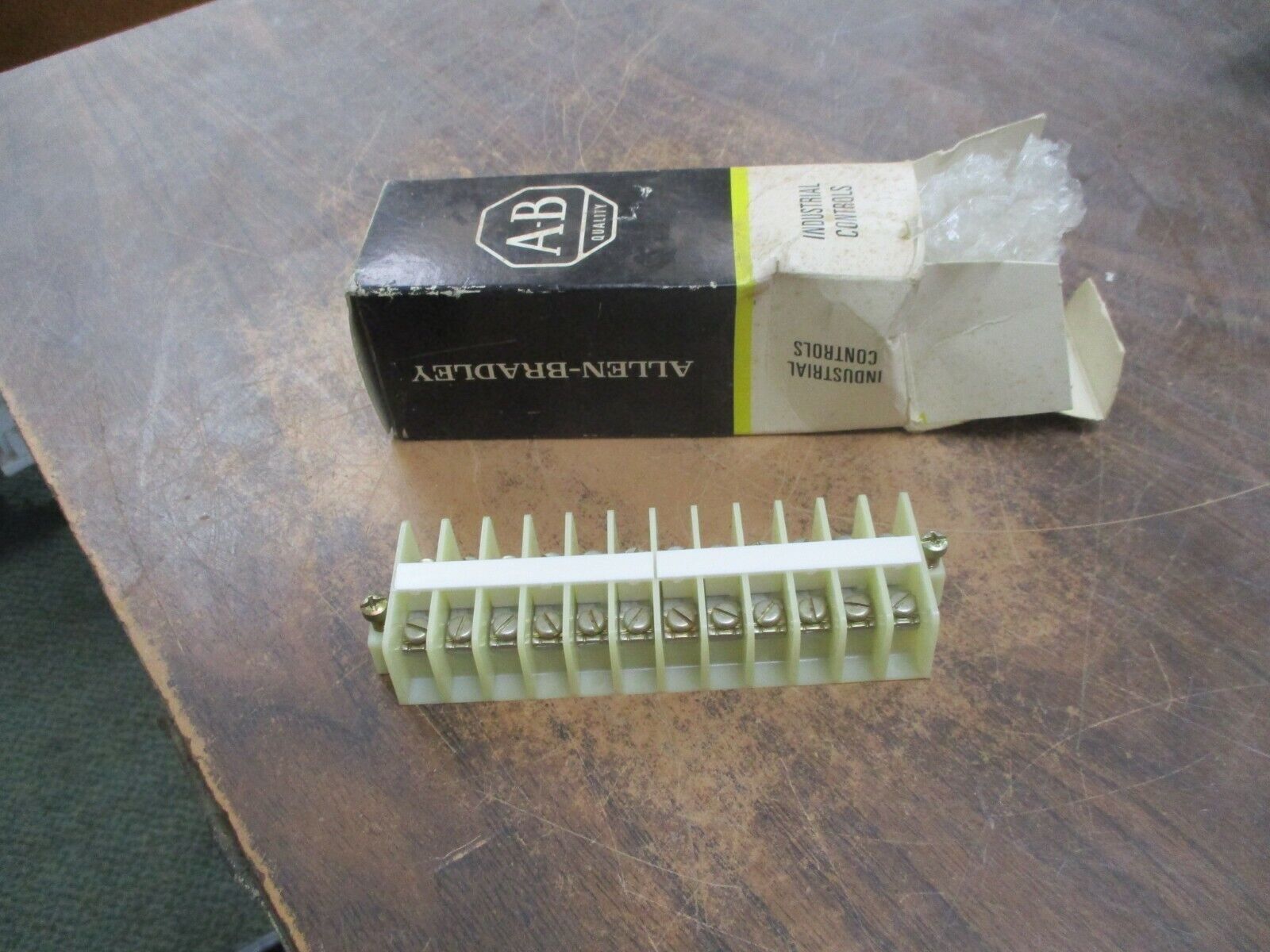 Allen-Bradley Terminal Block 1492-HJ812 Ser. A Style HJ Surface Mount 12 Poles