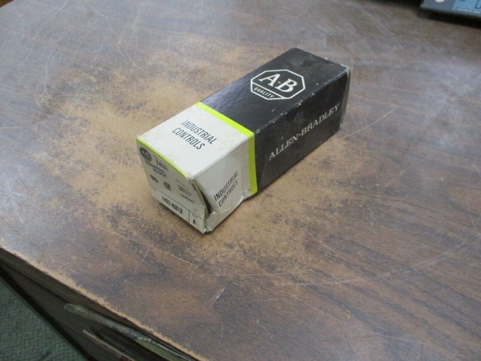 Allen-Bradley Terminal Block 1492-HJ812 Ser. A Style HJ Surface Mount 12 Poles