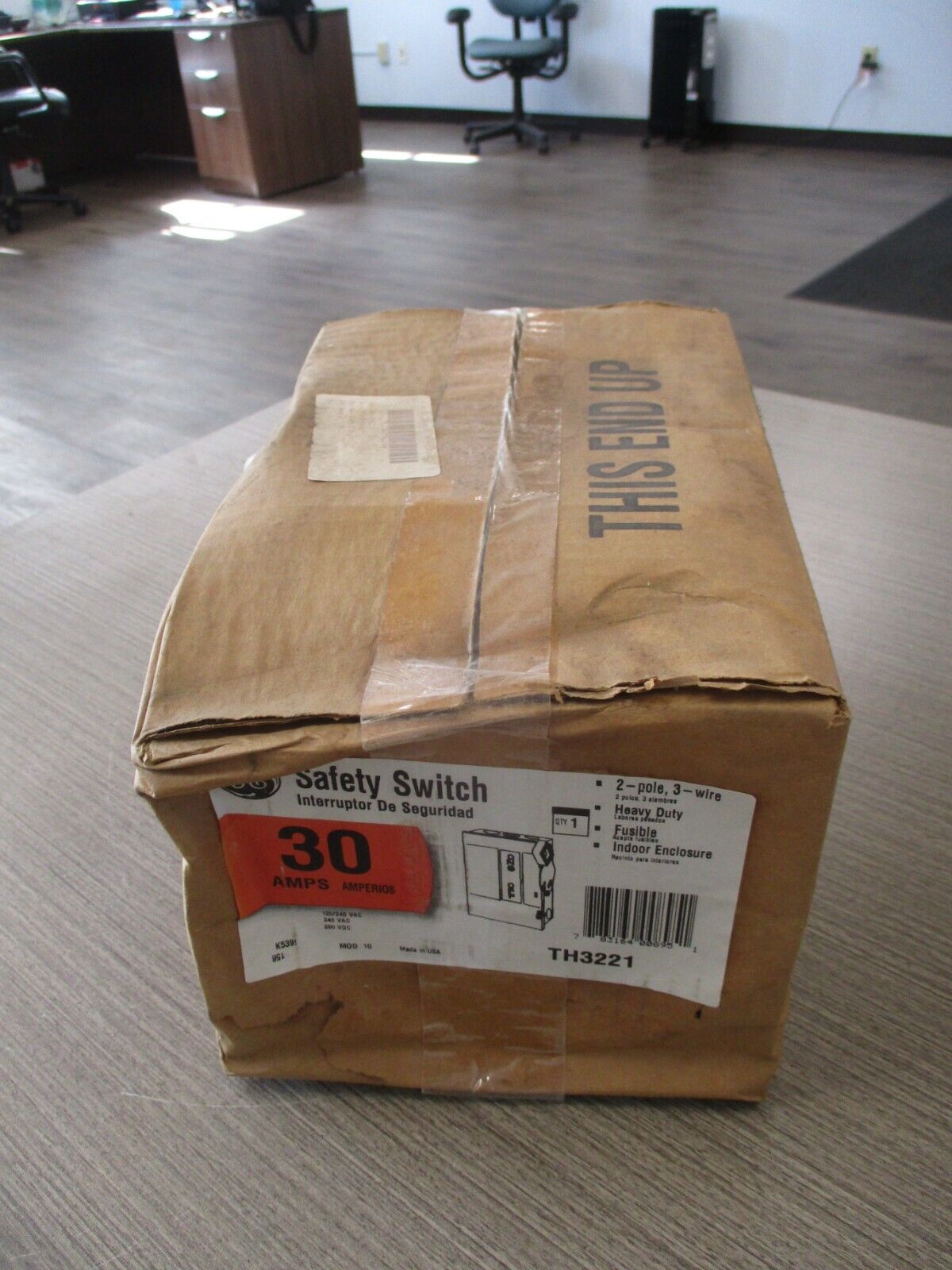 GE Fusible Safety Switch / Disconnect TH3221 30A 120/240V 2P 3W *New Surplus*.