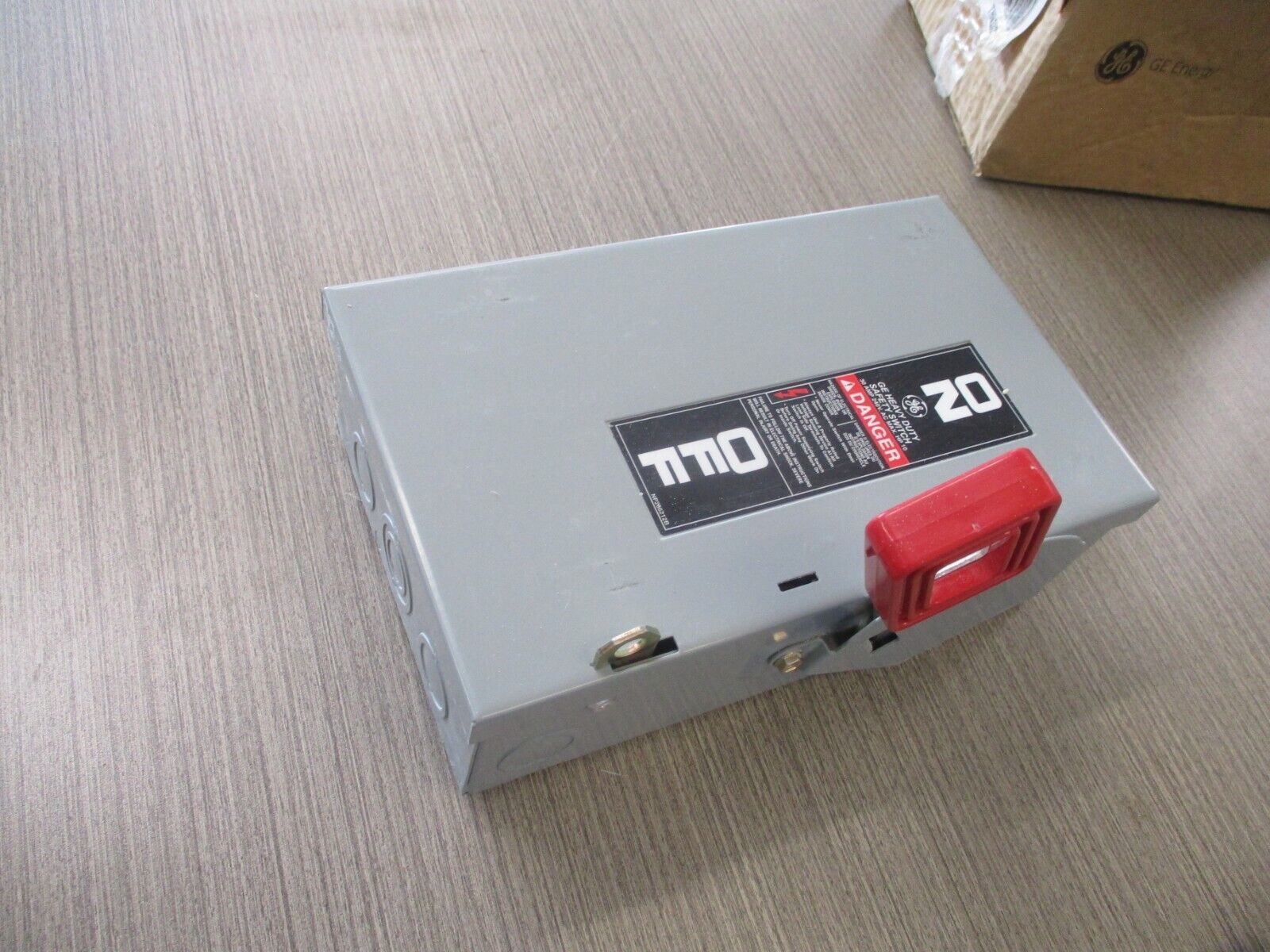 GE Fusible Safety Switch / Disconnect TH3221 30A 120/240V 2P 3W *New Surplus*.