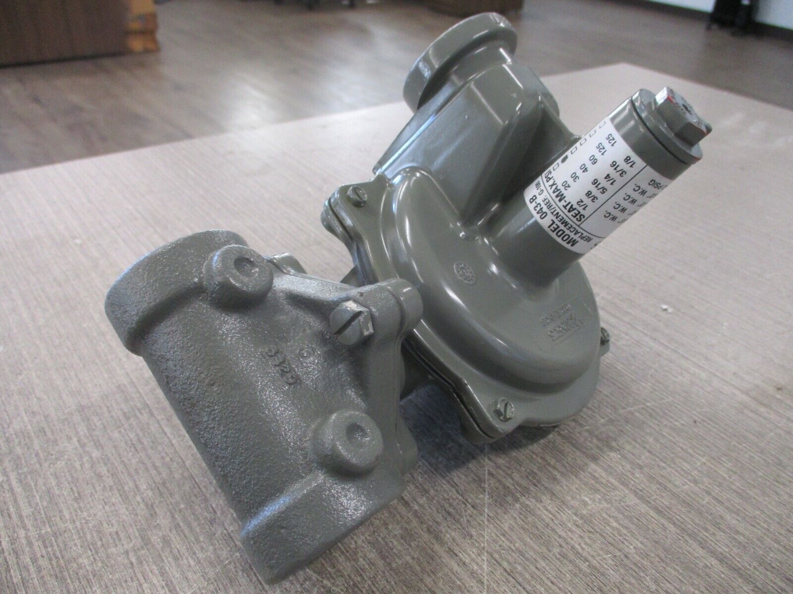 Senus Gas Regulator 043-B 30 PSI 3/8" Seat *No Box* New Surplus