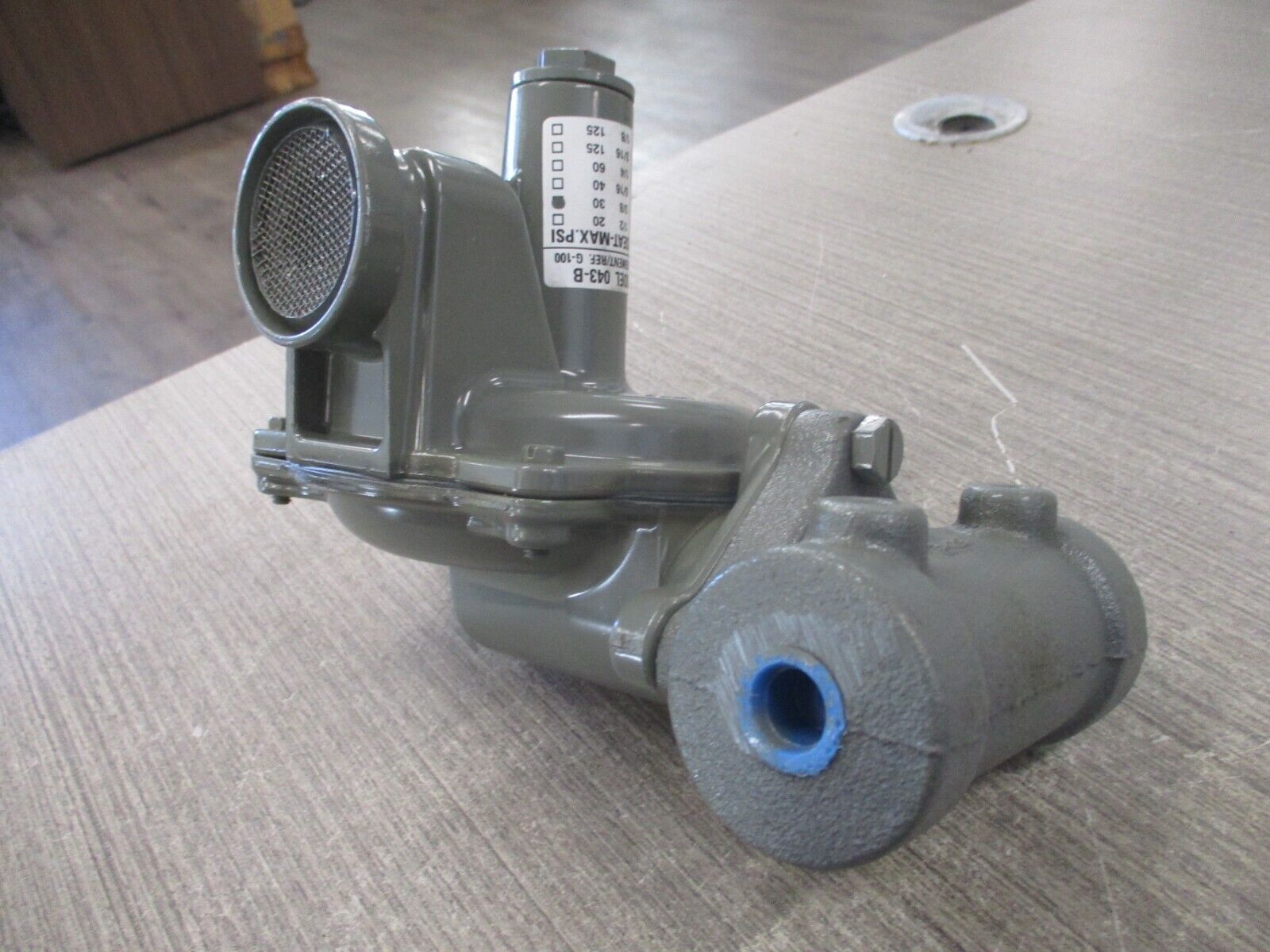 Senus Gas Regulator 043-B 30 PSI 3/8" Seat *No Box* New Surplus