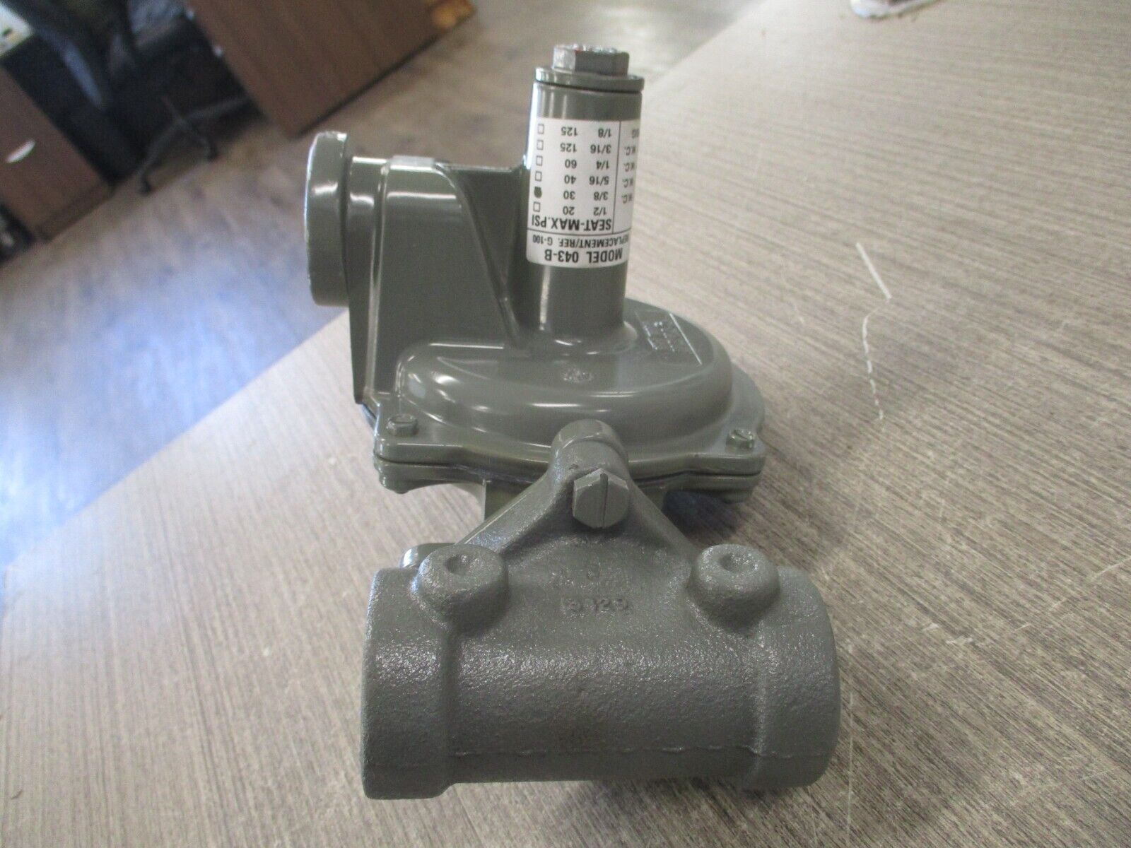 Senus Gas Regulator 043-B 30 PSI 3/8" Seat *No Box* New Surplus