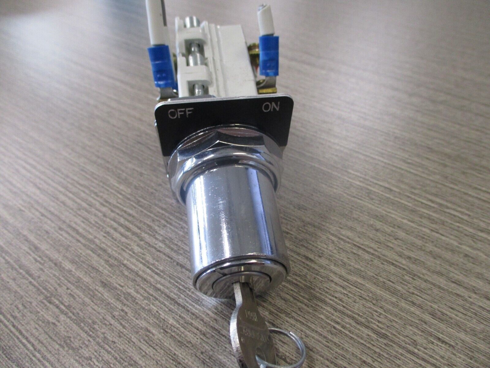 Cutler-Hammer key on/off switch 10250T/91000T used