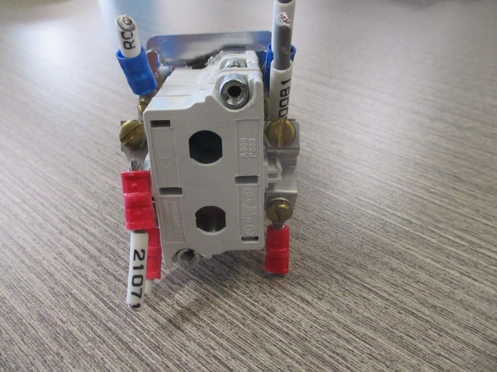 Cutler-Hammer key on/off switch 10250T/91000T used